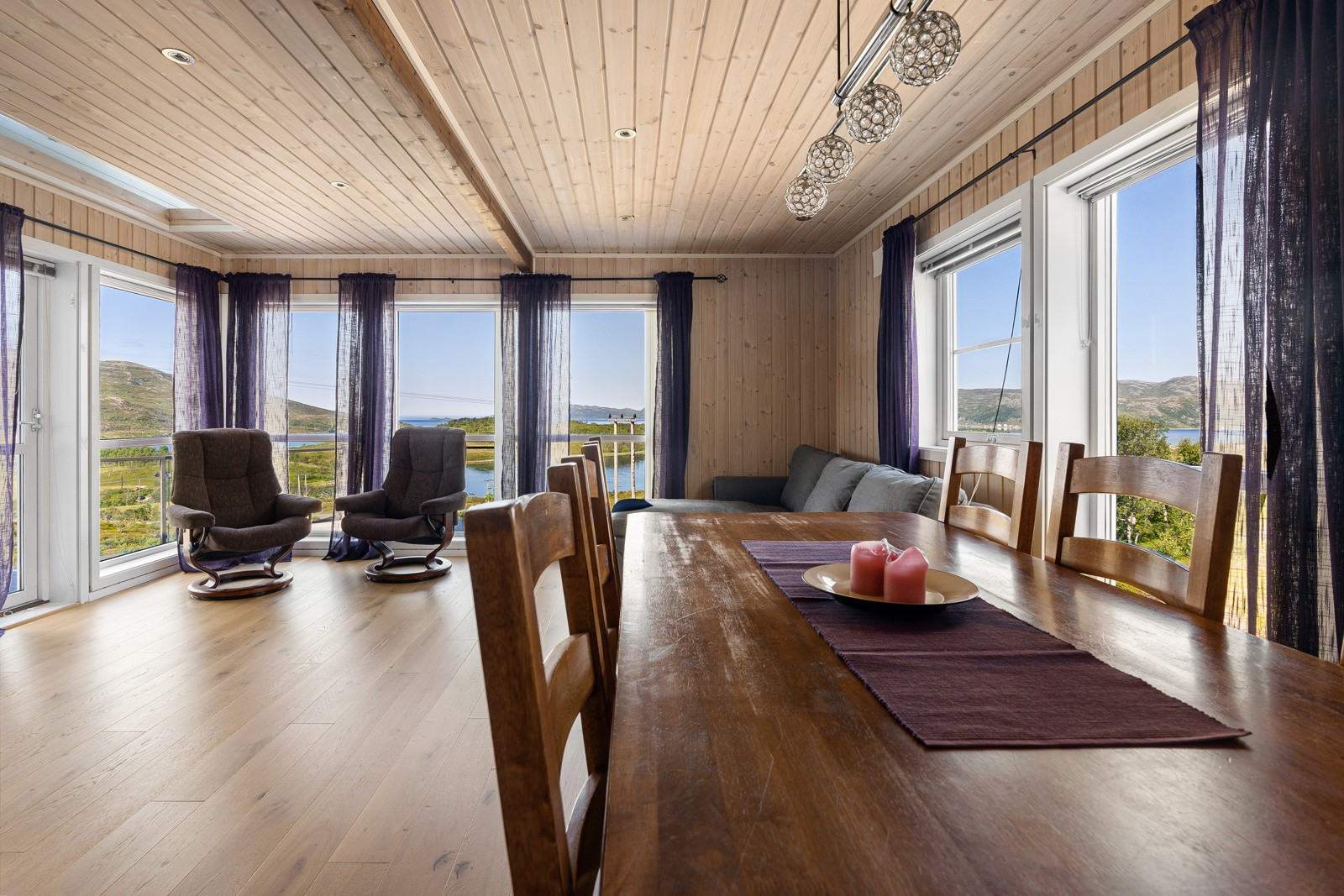Rommet har store vindusflater som slipper inn rikelig med naturlig lys, og skaper en hyggelig atmosfære.