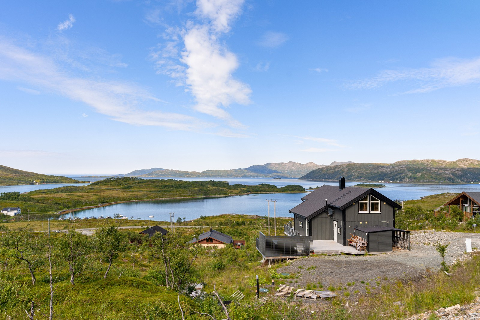 Skjellneslia ligger under 1 time fra Tromsø som gir enkel tilgang.
