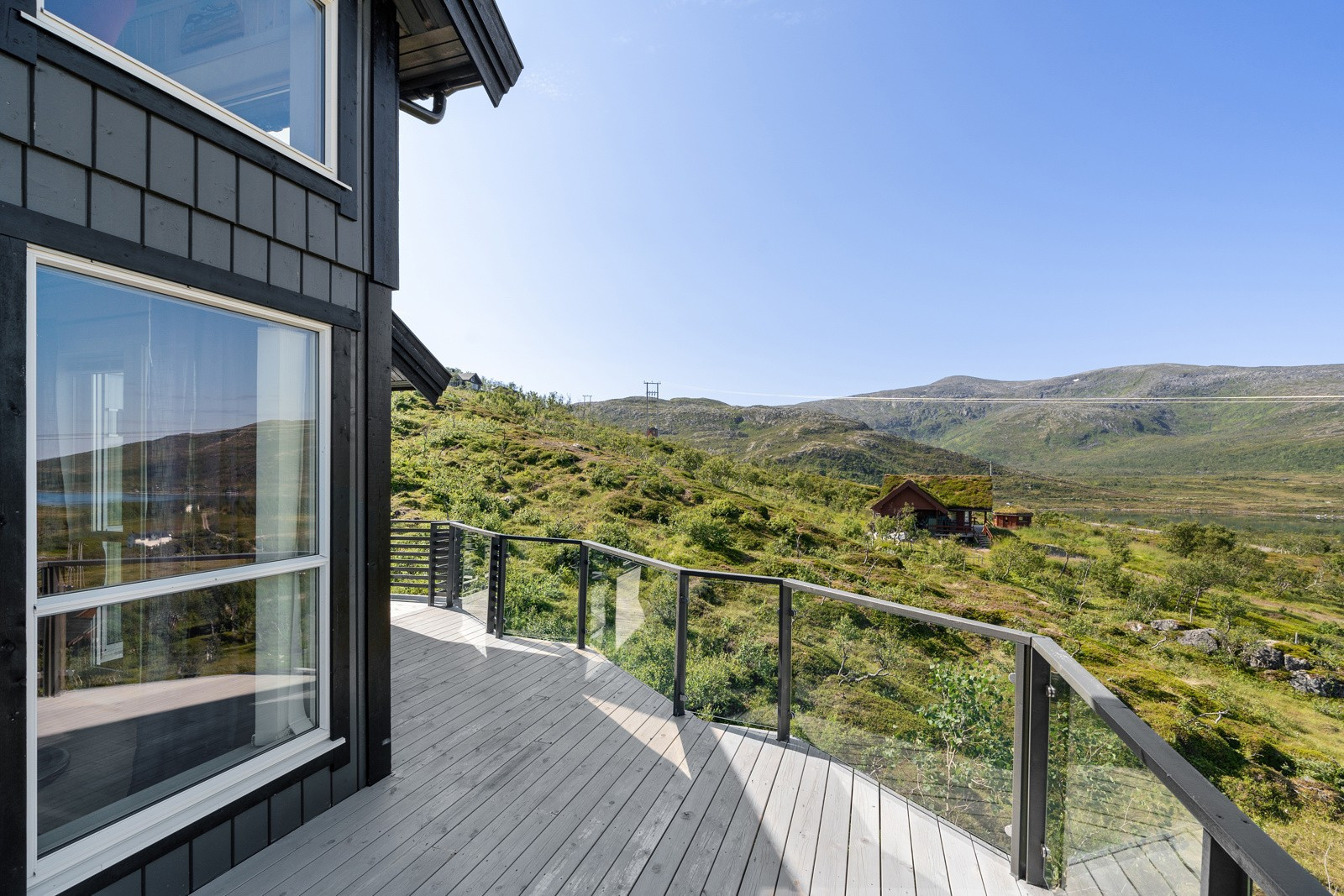 Moderne hytte med stor terrasse, jacuzzi - Under en time fra Tromsø!