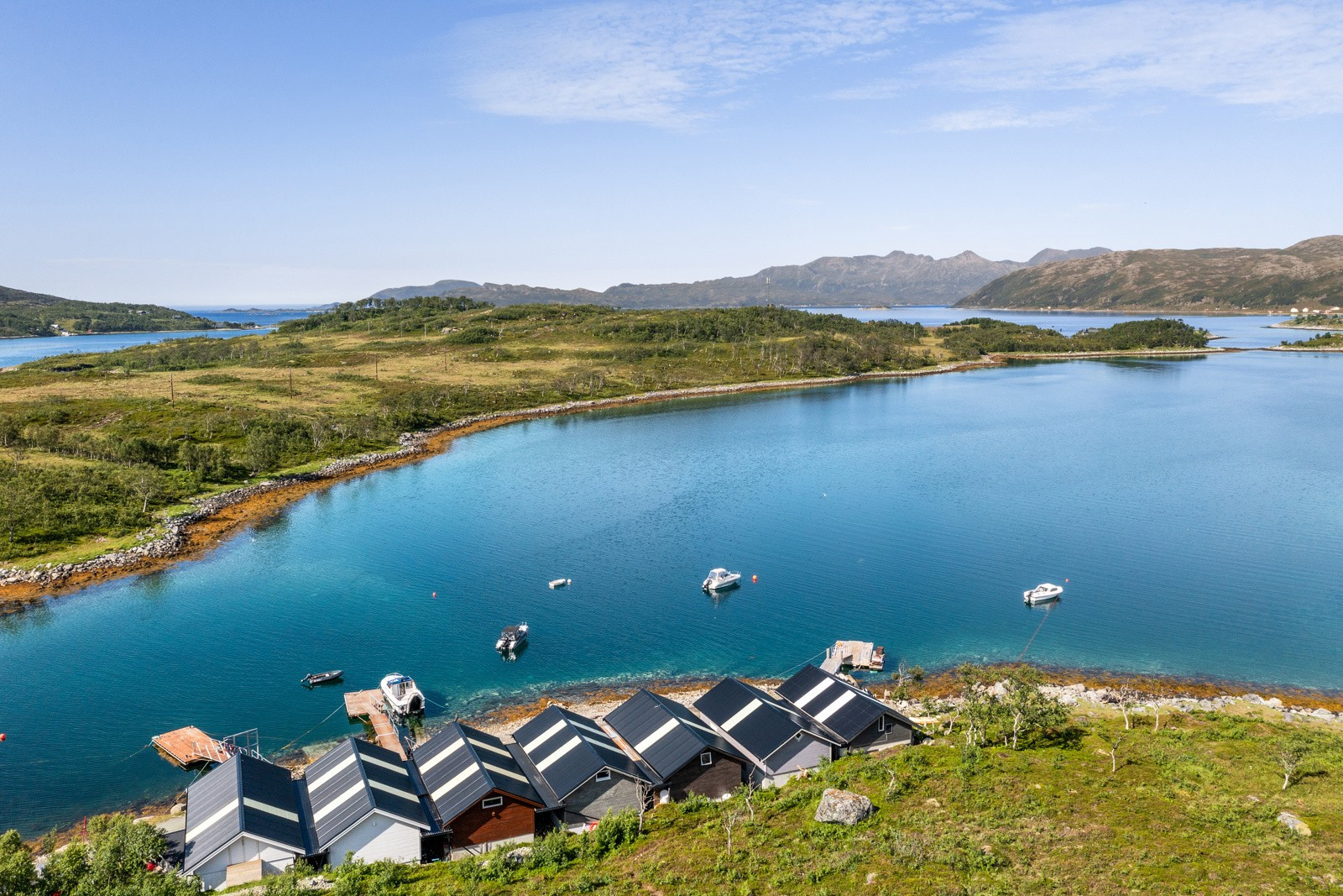 Skjellneslias idylliske landskap byr på en fredelig atmosfære, med endeløse muligheter for rekreasjon og naturopplevelser.