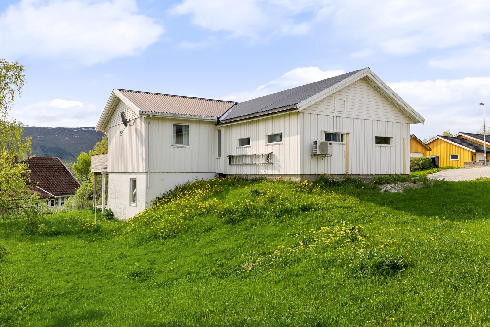 Med stor, usjenert hage er dette et perfekt hjem for barnefamilien. Velkommen til en trivelig visning! Galleribilde