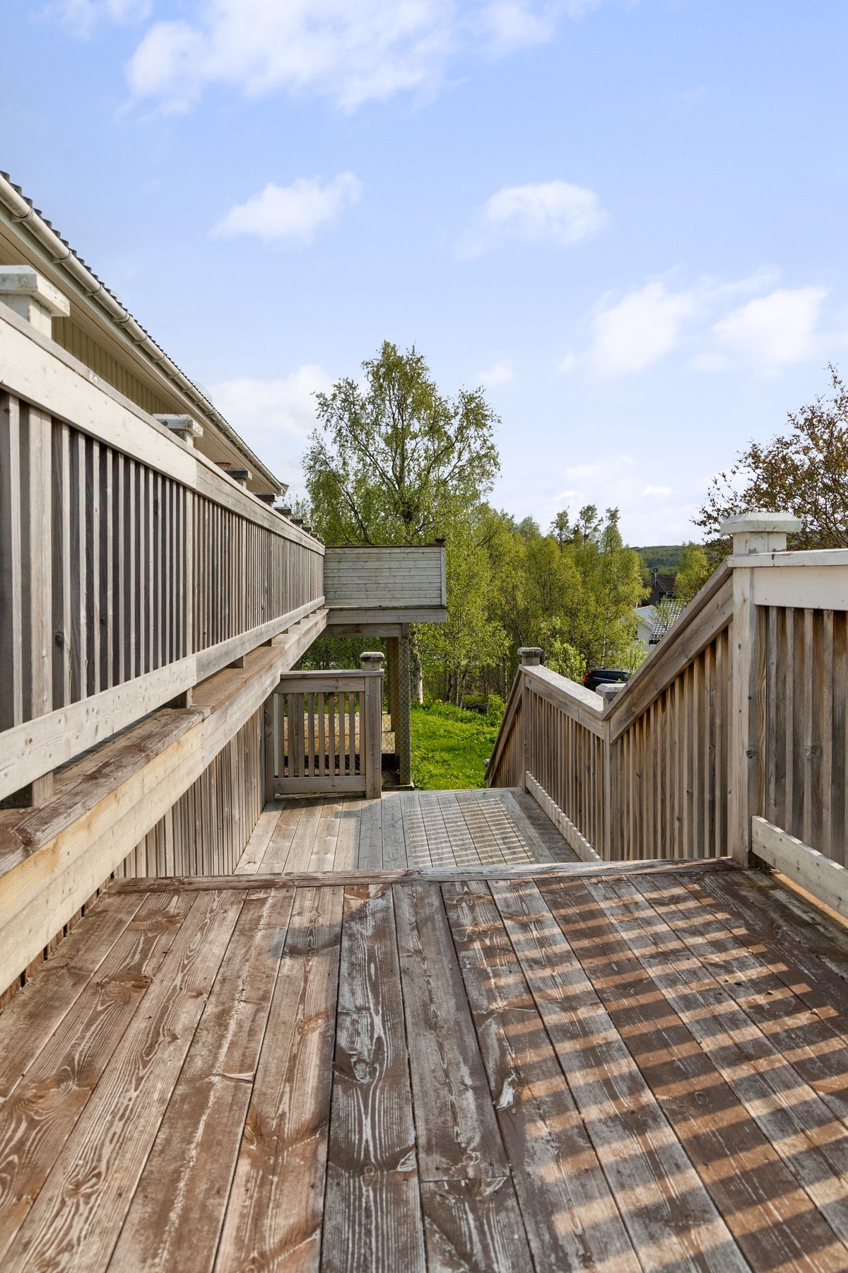 Den romslige verandaen ble bygd i 2015 og strekker seg rundt halve boligen. Hit har du adkomst fra stue, soverom og vinterhage Galleribilde