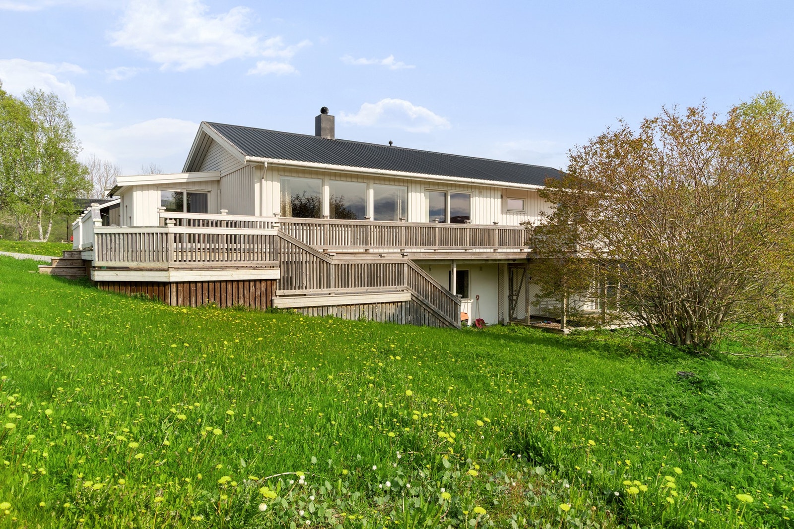 EIE eiendomsmegling v/Runar Bjørkelund presenterer Akebakken 35, en tiltalende og gjennomført enebolig på Breistrand Galleribilde