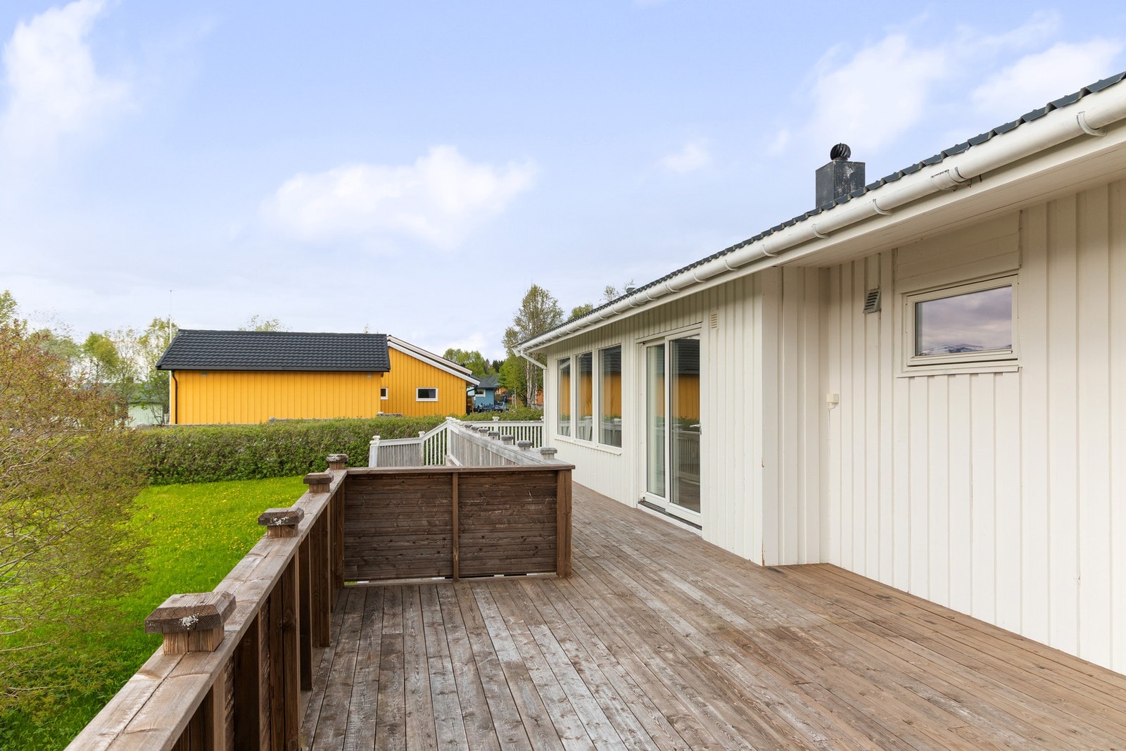 Sommerstid er det meget gode solforhold og muligheter for å flytte seg rundt med sola gjennom nesten hele døgnet Galleribilde