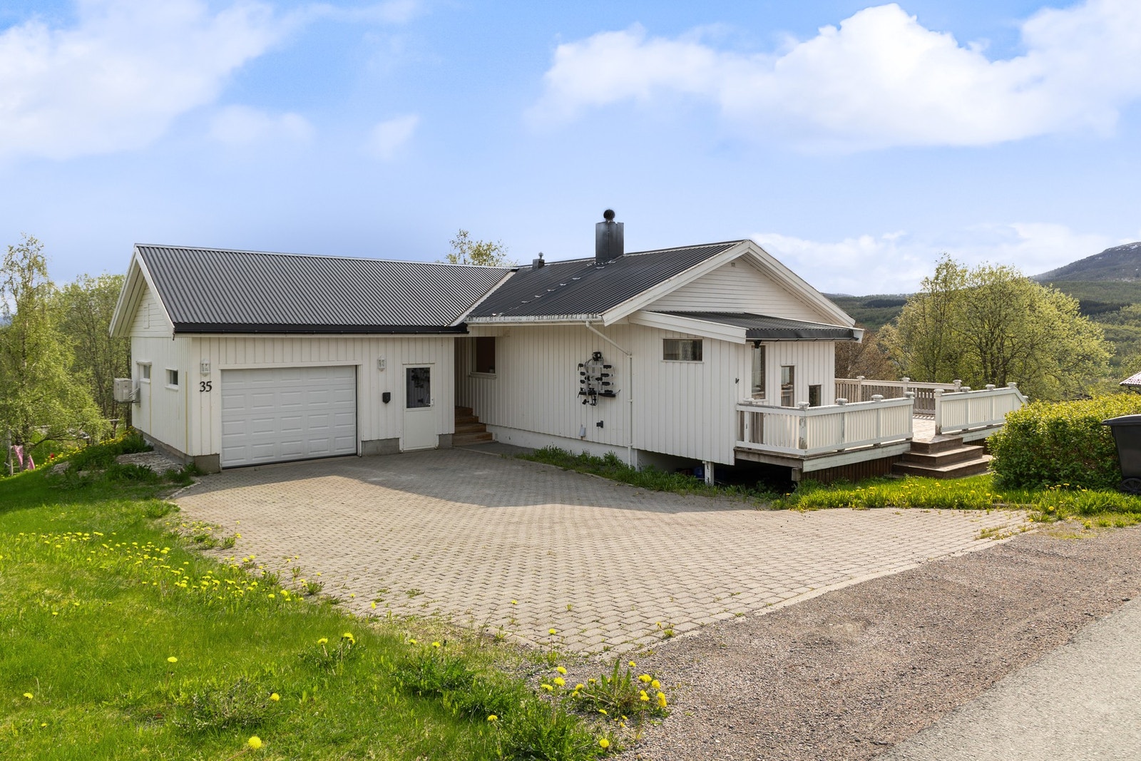 Uteområdet er pent opparbeidet og innbyr til mye utetid gjennom sommeren Galleribilde