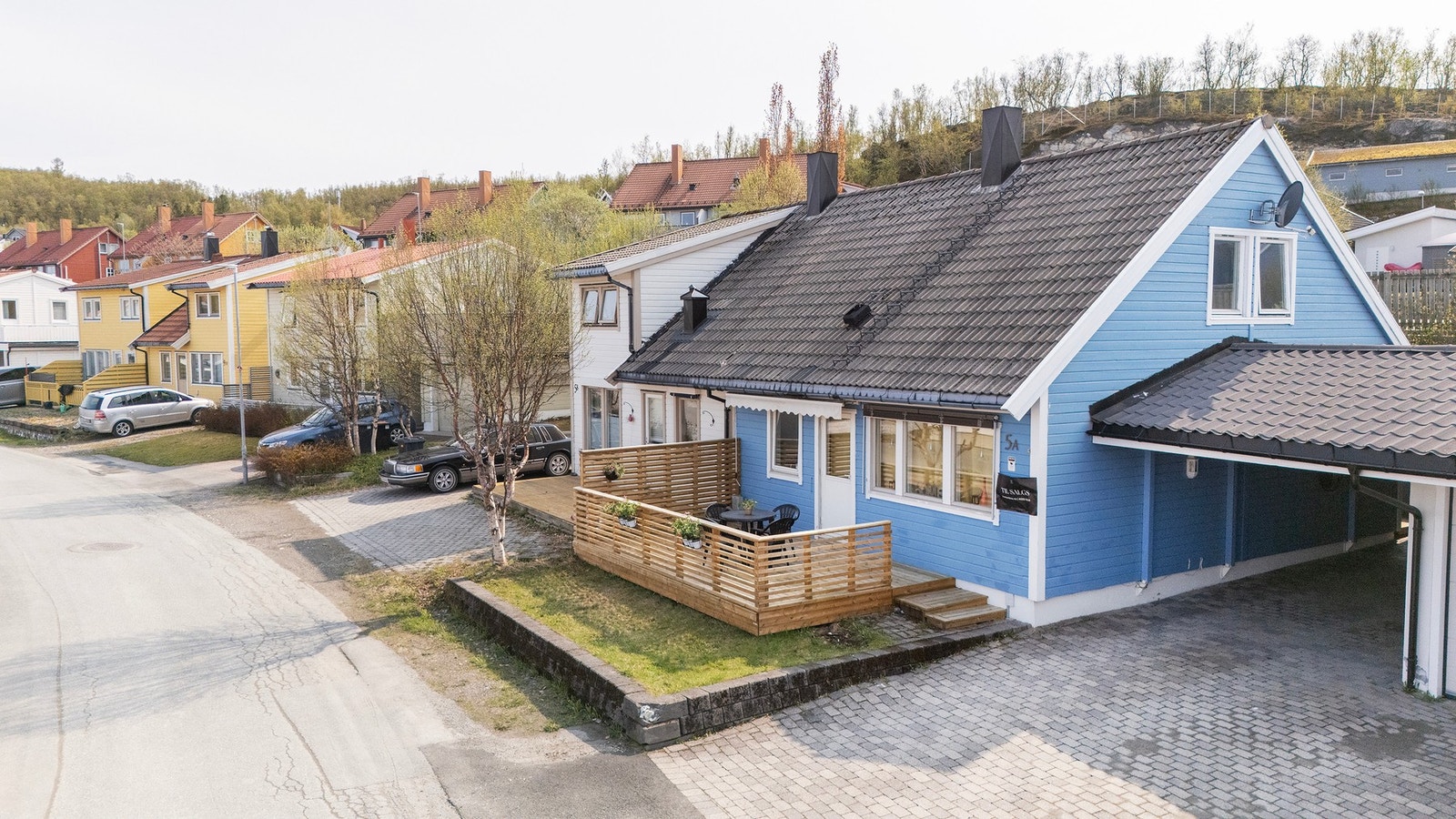 Boligen ligger i et populært og familievennlig område med nærhet til lekeplass, turområder og skole. Galleribilde