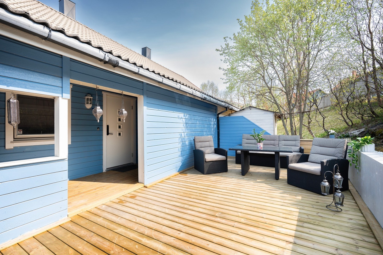 Hovedinngang og koselig terrasse på baksiden av huset Galleribilde