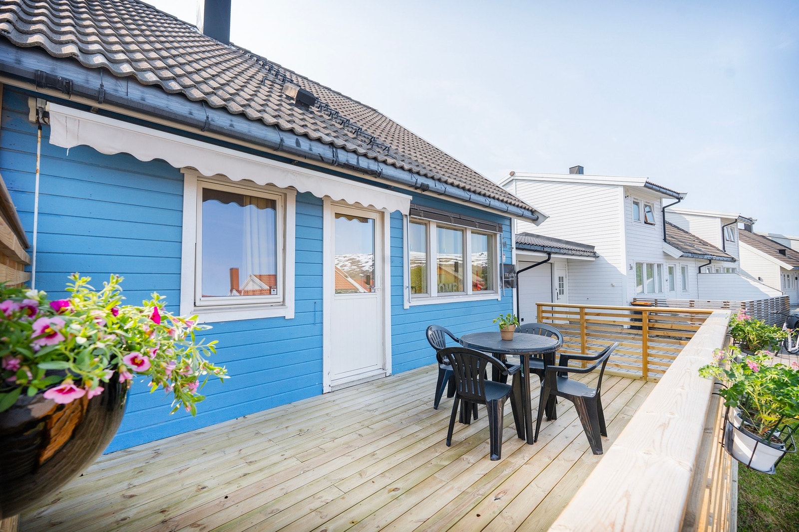 Utgang til koselig terrasse fra kjøkkenet. Galleribilde