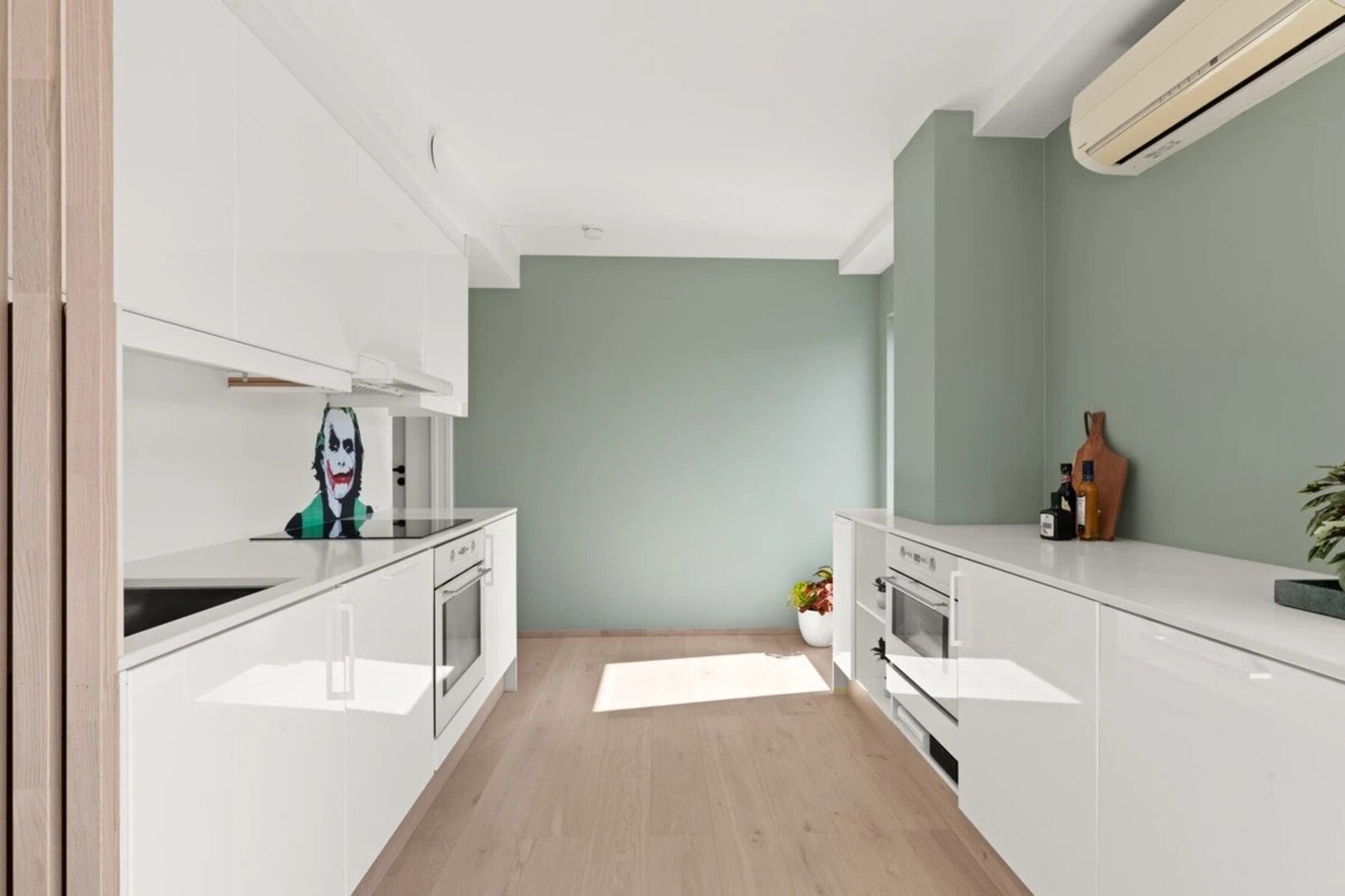 Stenbenkeplater i kompositt for stor tåleevne. Underlimt oppvaskkum. Grafittikunst mellom benk og overskap. Galleribilde