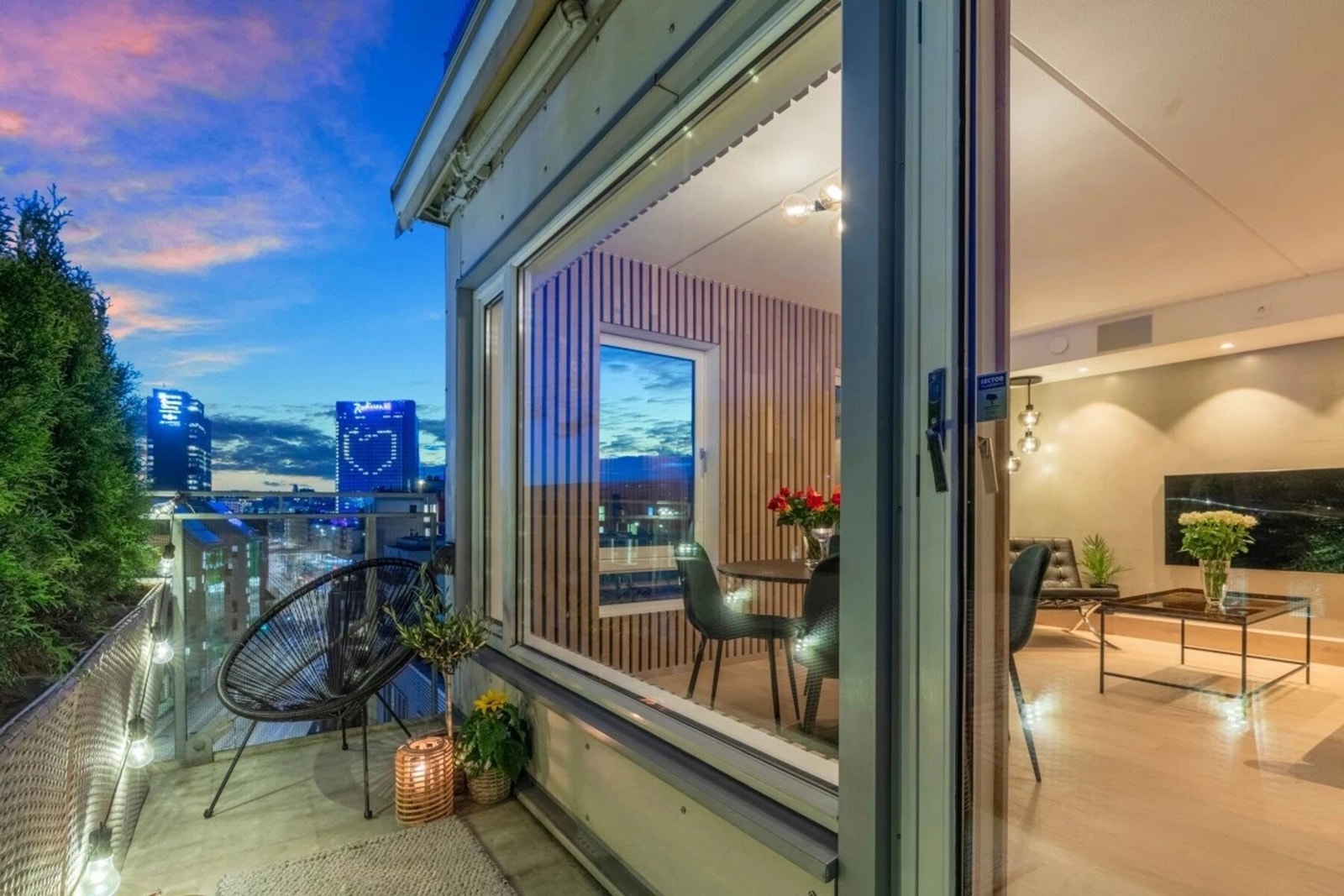 Det er montert opp elektrisk markise på balkongen. Denne styres med fjernkontroll. Galleribilde