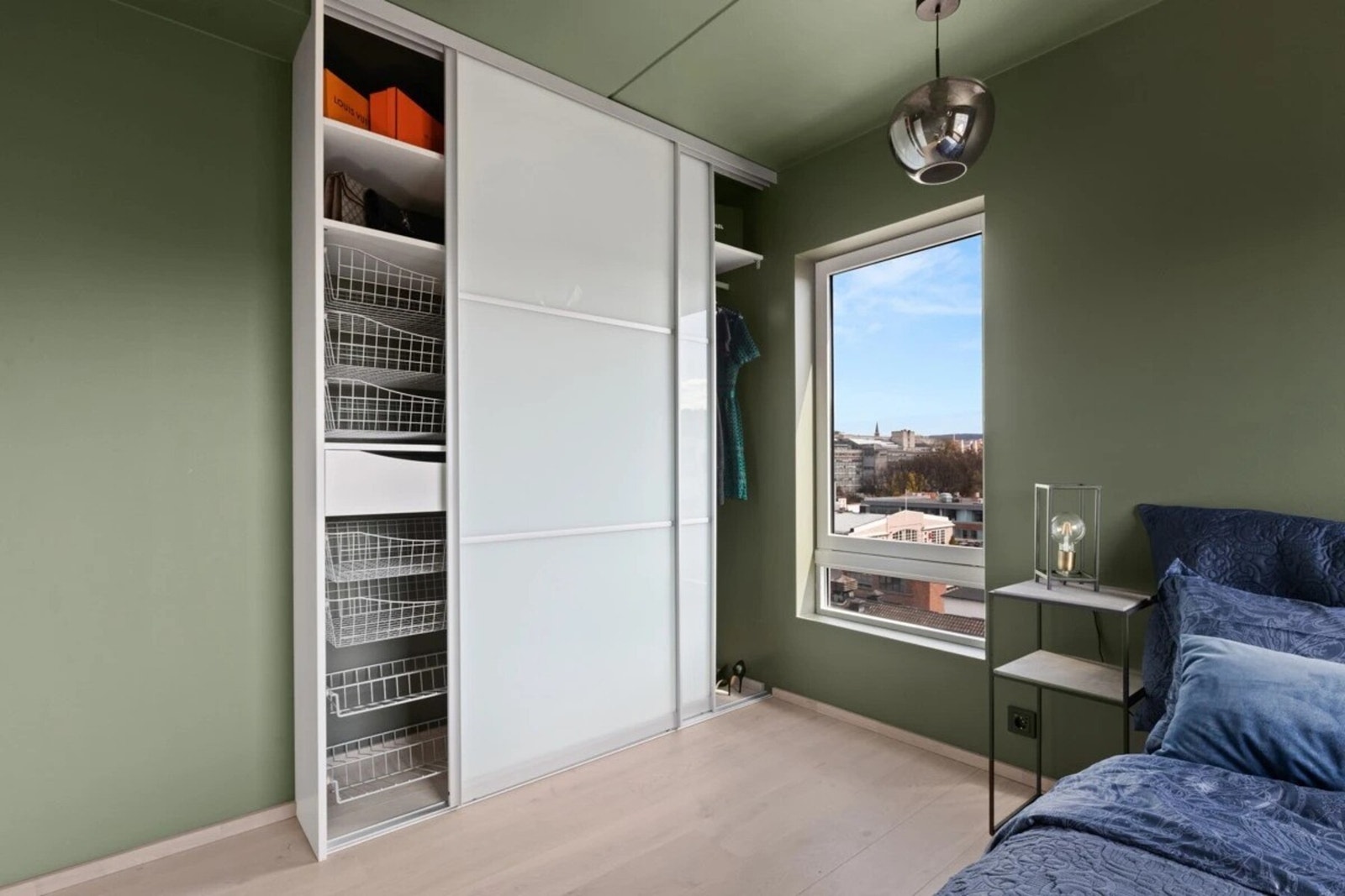 Romslig og tilpasset skyvedørsgarderobe med innmat fra Garderobemannen. Galleribilde