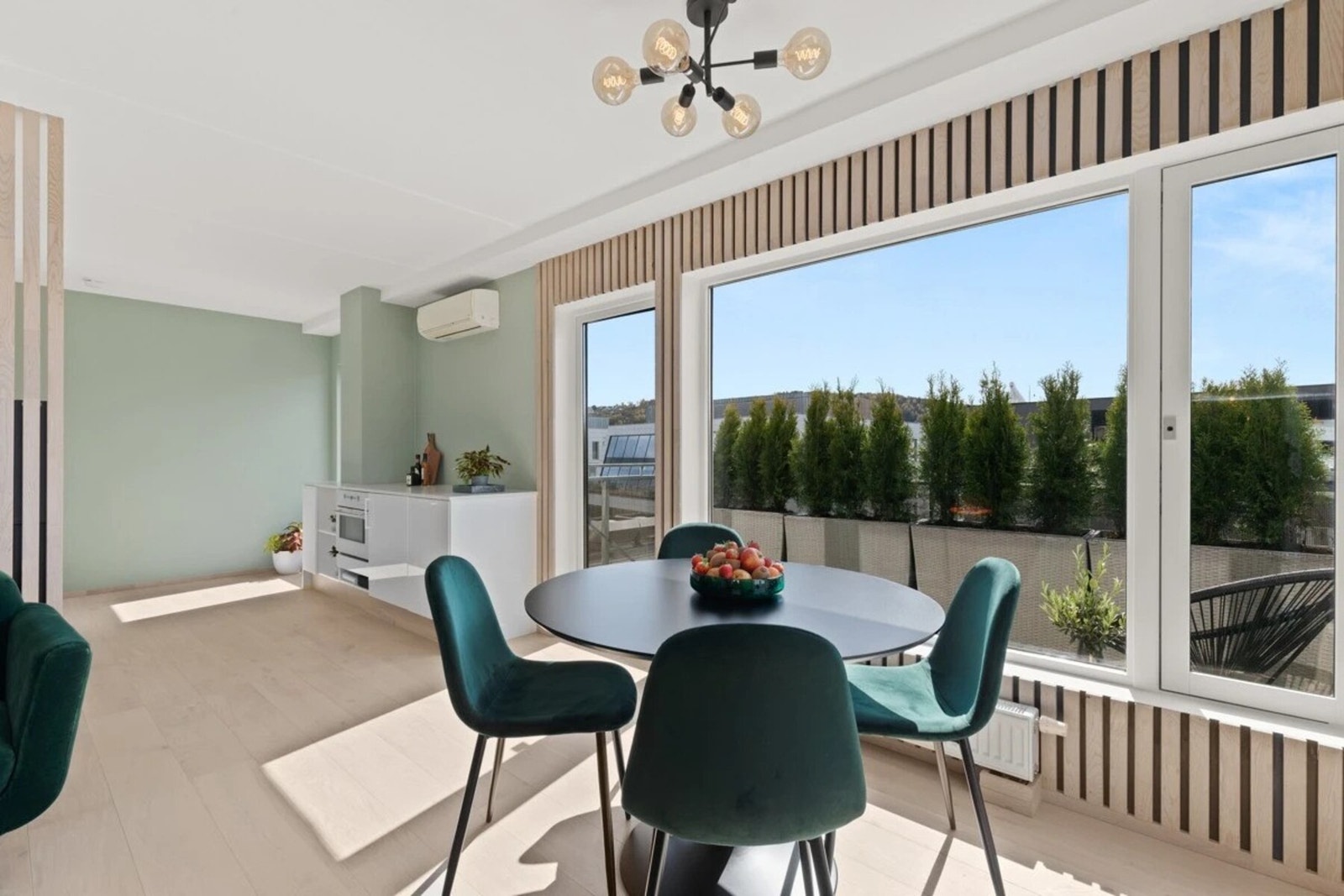 Det er plassert varmepumpe både i 10. og 11. etasje. Dette blir primært benyttet som air condition for behagelig temperatur på sommeren. Galleribilde