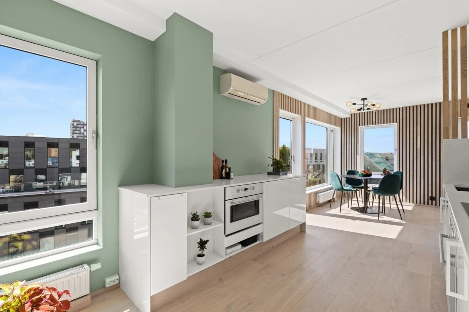 Romslig og åpent kjøkken uten høyskap som gir en naturlig passasje til stuen. Galleribilde