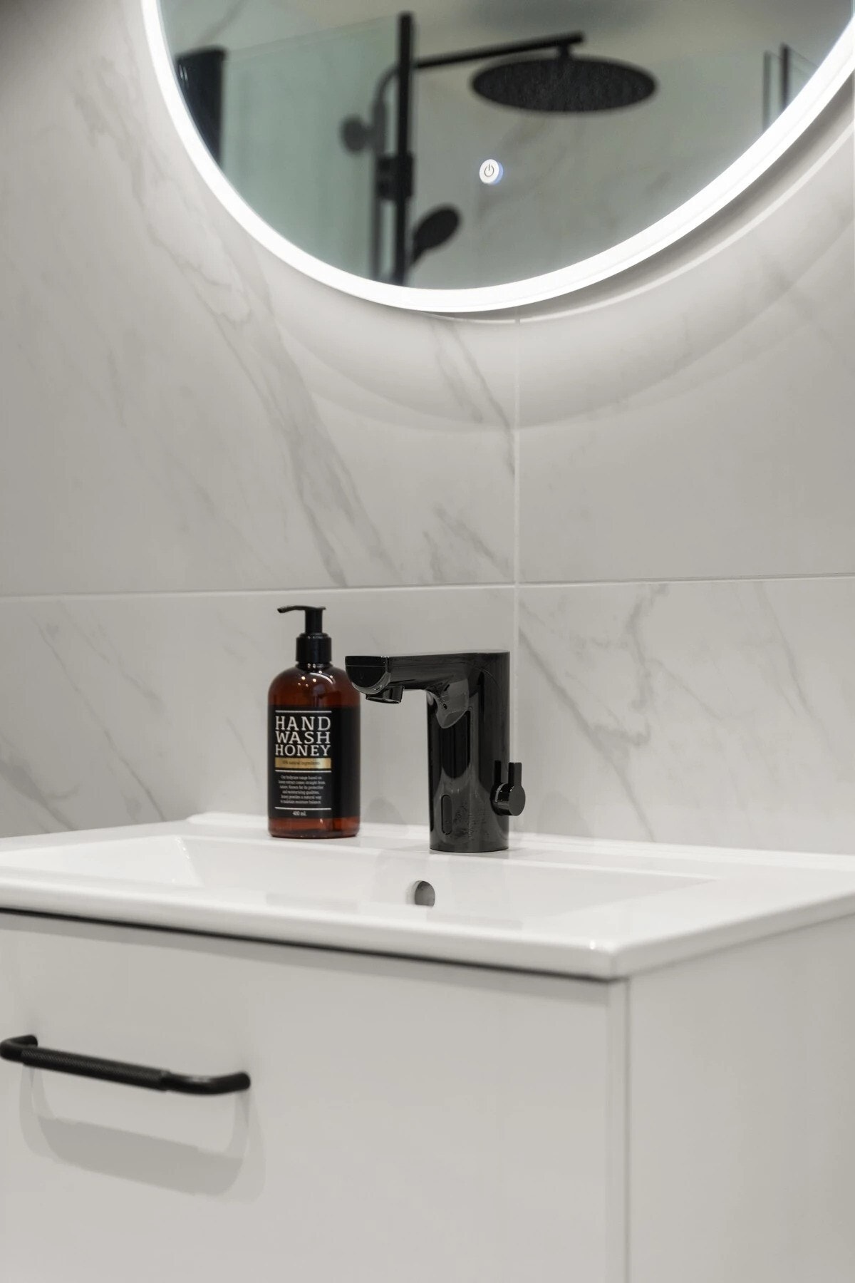 Sensorstyrt blandebatteri fra Mora MMIX Tronic. Rillet Helix håndtak fra Beslag design. Galleribilde