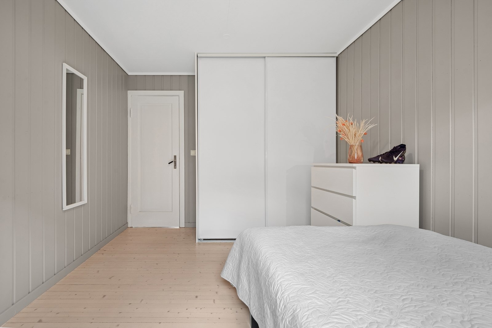 Skyvedørsgarderobe på soverommet. Galleribilde