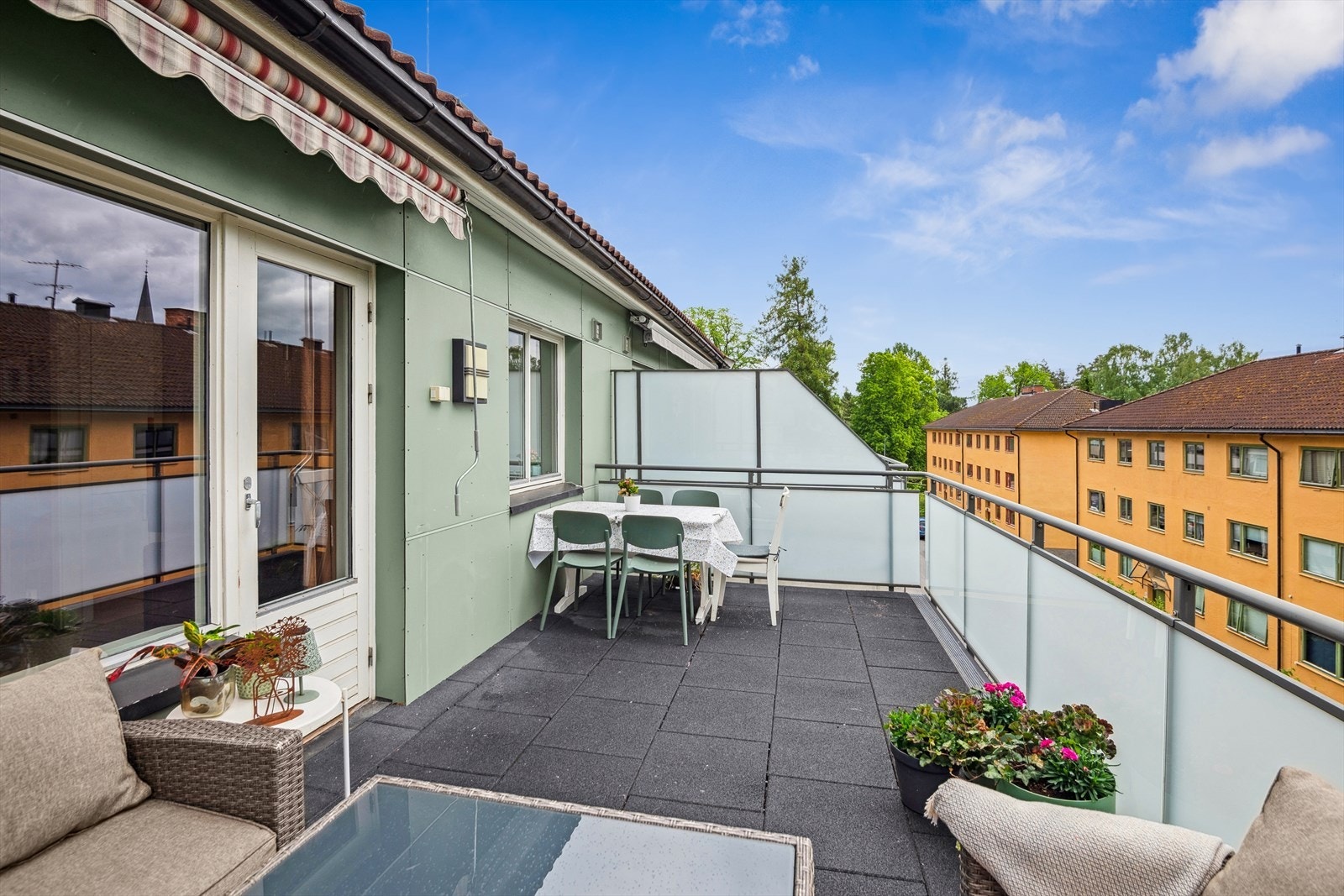 God plass både spisegruppe og sofa. Galleribilde