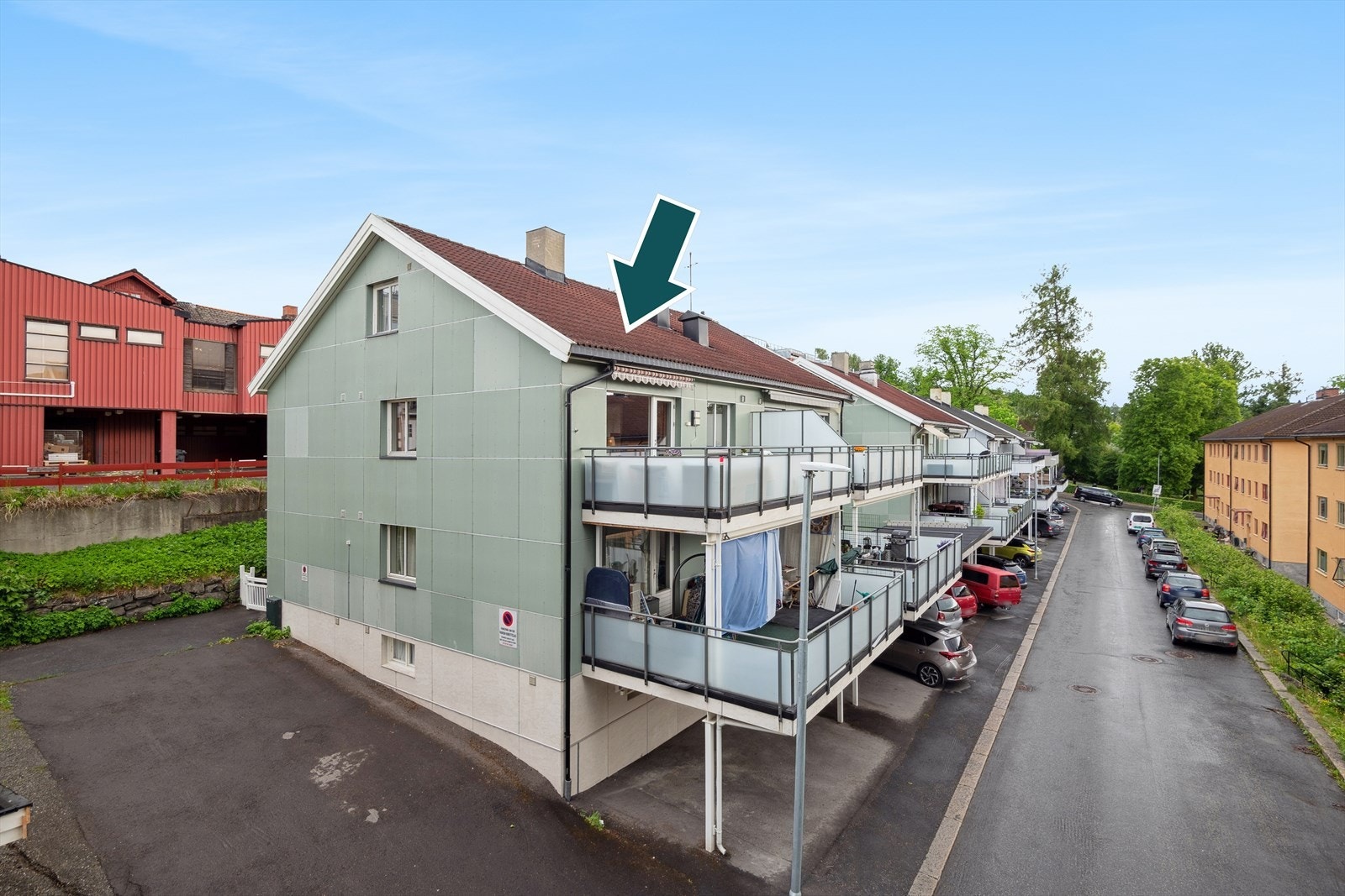 Leiligheten ligger i 2. etasje i korsdelt firemannsbolig. Galleribilde