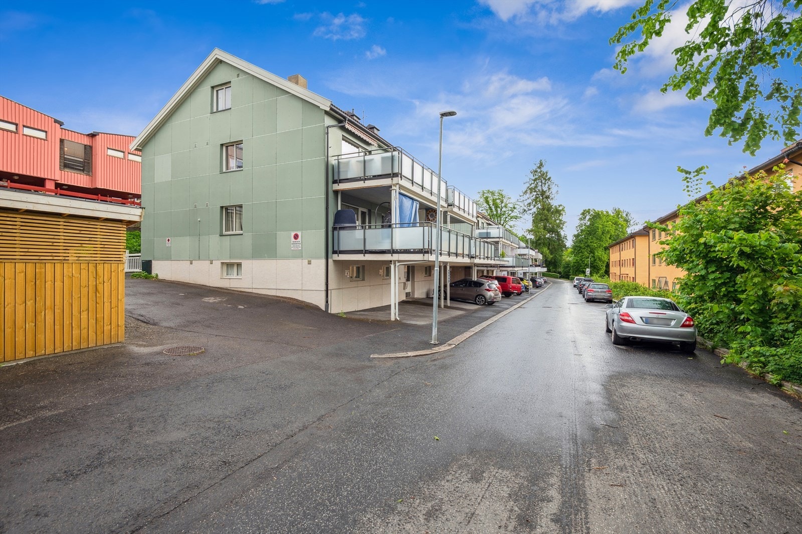 Fast biloppstillingsplass under veranda følger leiligheten. Galleribilde