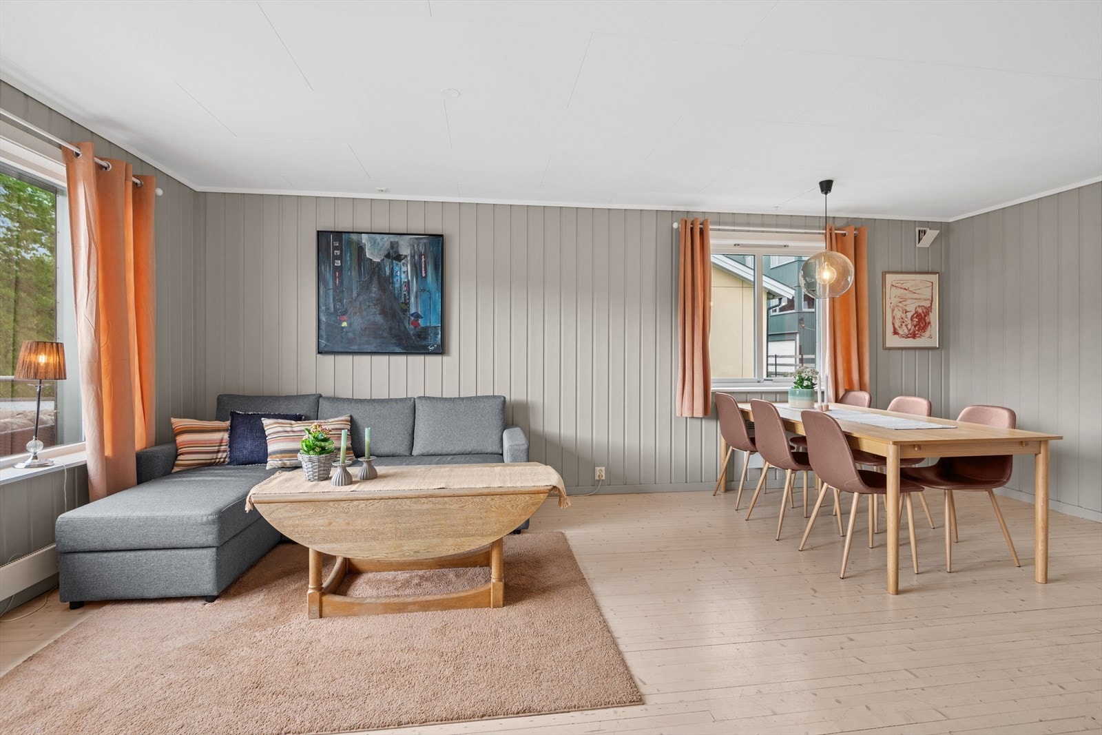 Fin plass til både sofagruppe og spisestue. Galleribilde