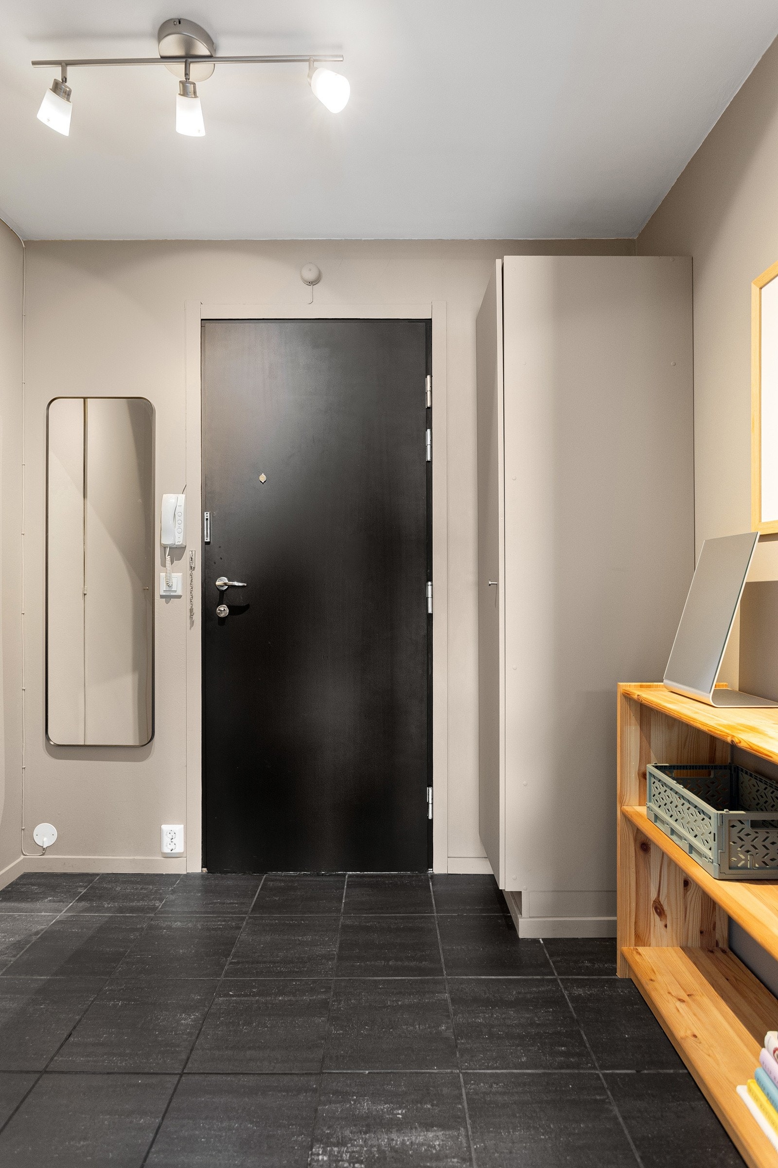 Pen entré med flislagt gulv. Galleribilde