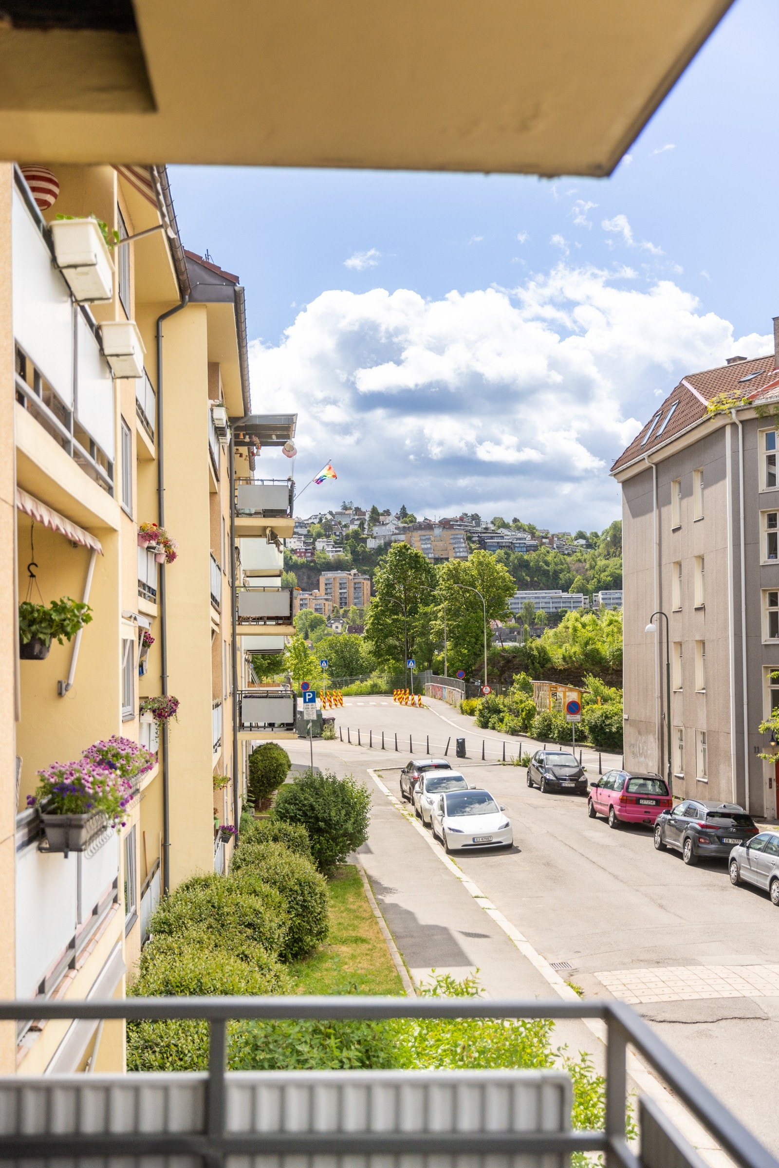 Balkongen vender ut mot Smålensgata - en rolig og hyggelig gate. Galleribilde