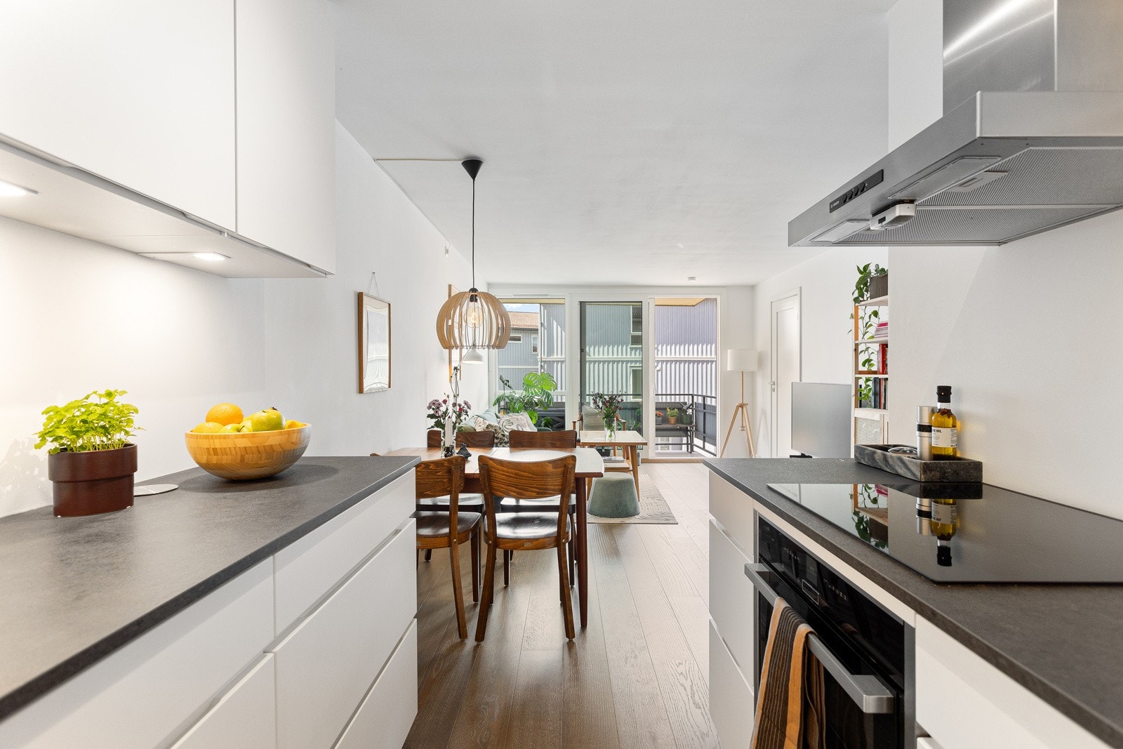 Kjøkkenet har godt med skap- og benkeplass. Galleribilde