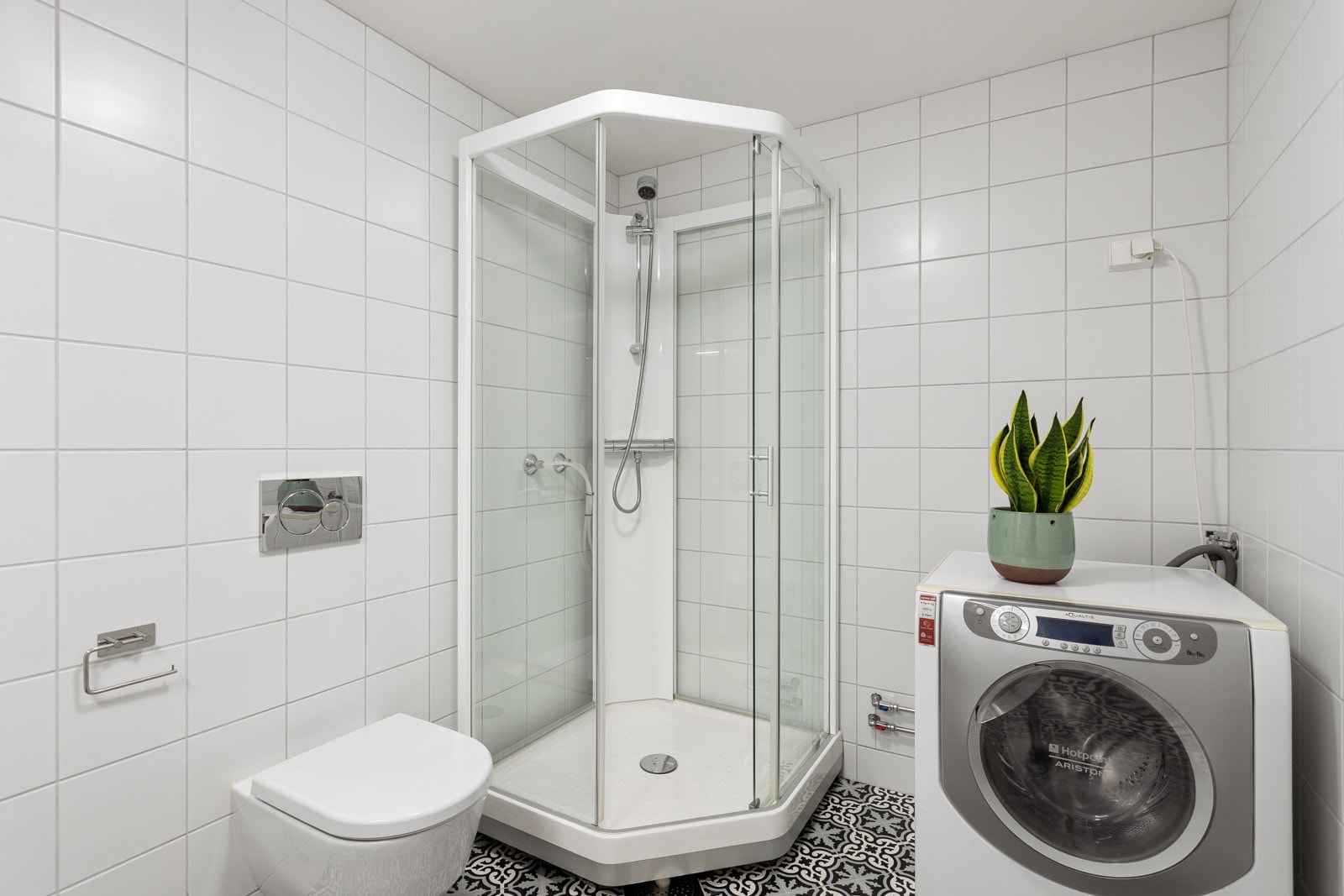 Varmekabler og opplegg for vaskemaskin. Galleribilde