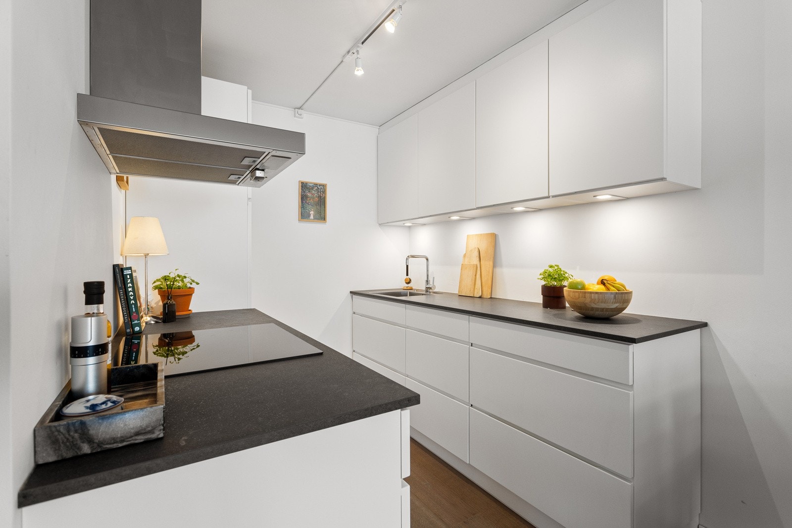 Moderne kjøkken fra 2017 med laminat benkeplater og integrerte hvitevarer. Galleribilde