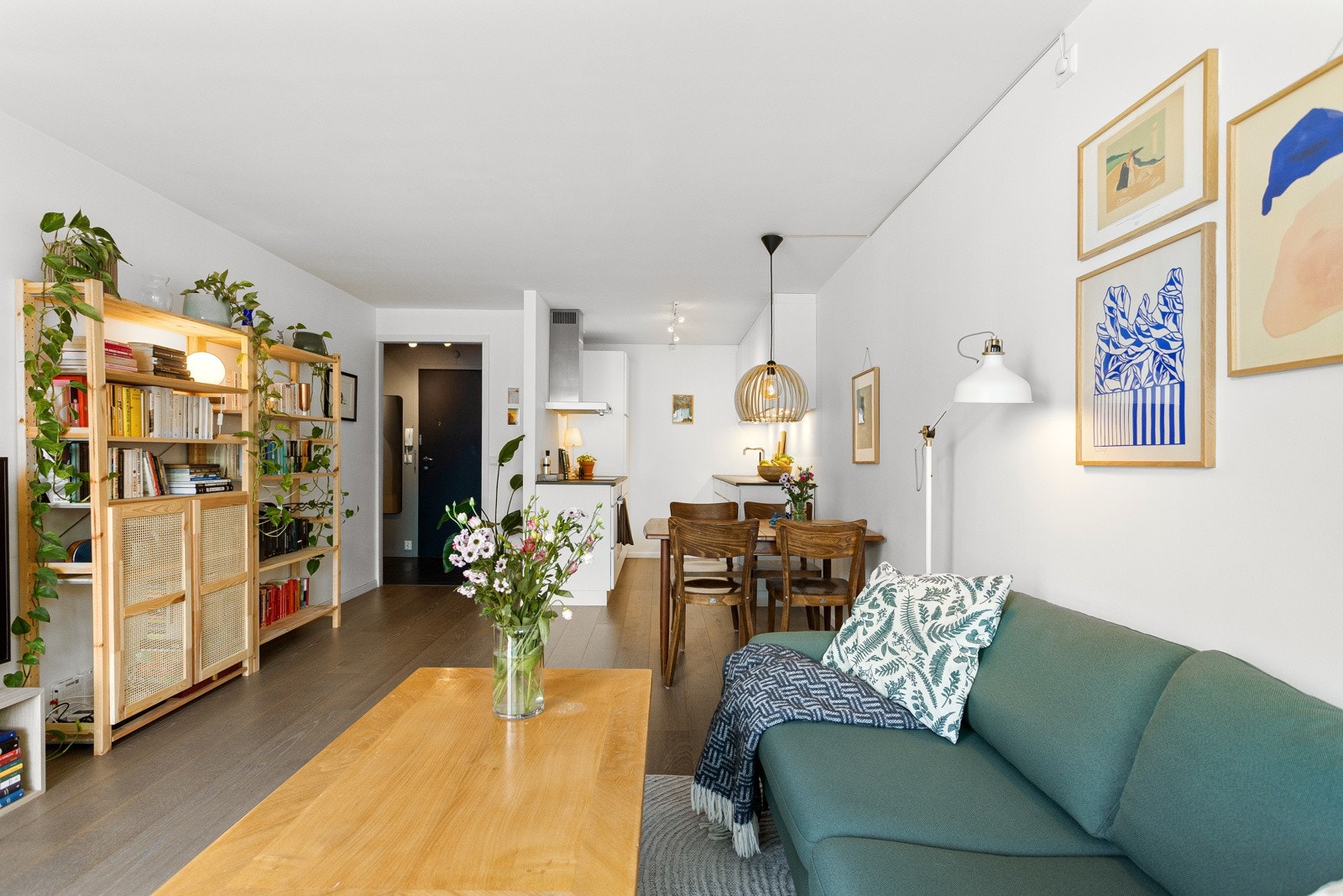 Kjøkkenet ligger i egen del av stuen. Galleribilde