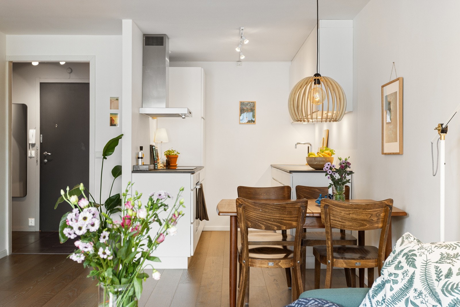 Du har god plass til spisebord i forkant av kjøkkenet. Galleribilde