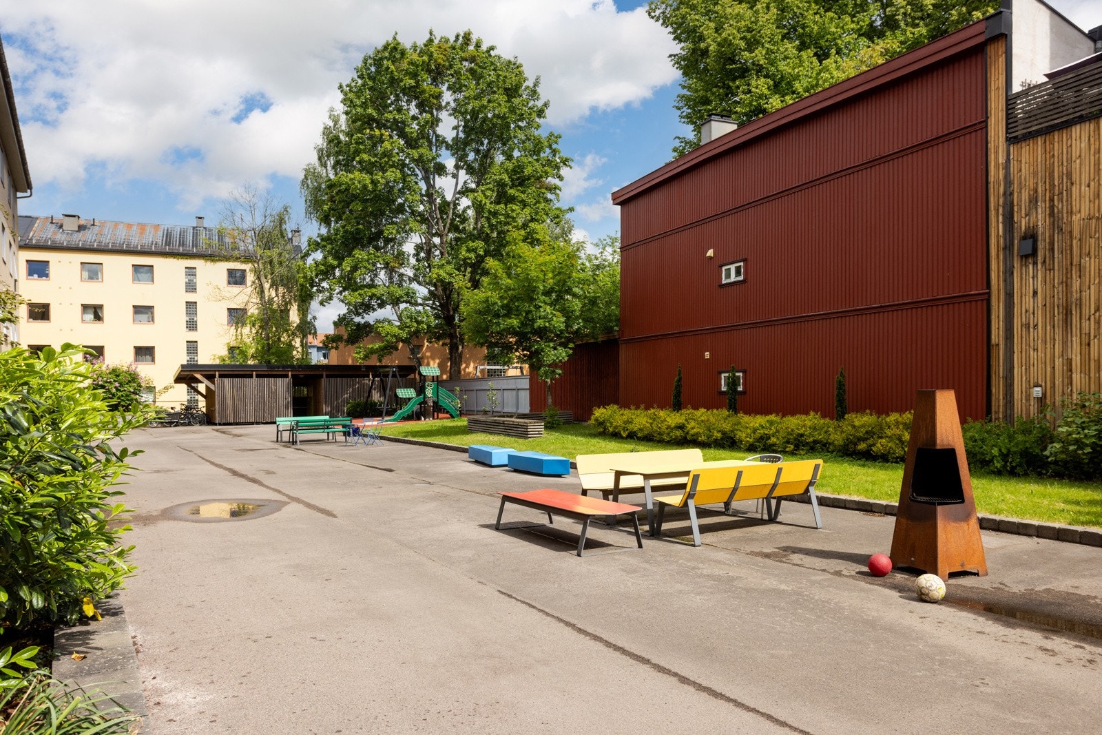 Man kan leie plantekasser av borettslaget. Det er også lekeplass og sittegrupper. Galleribilde