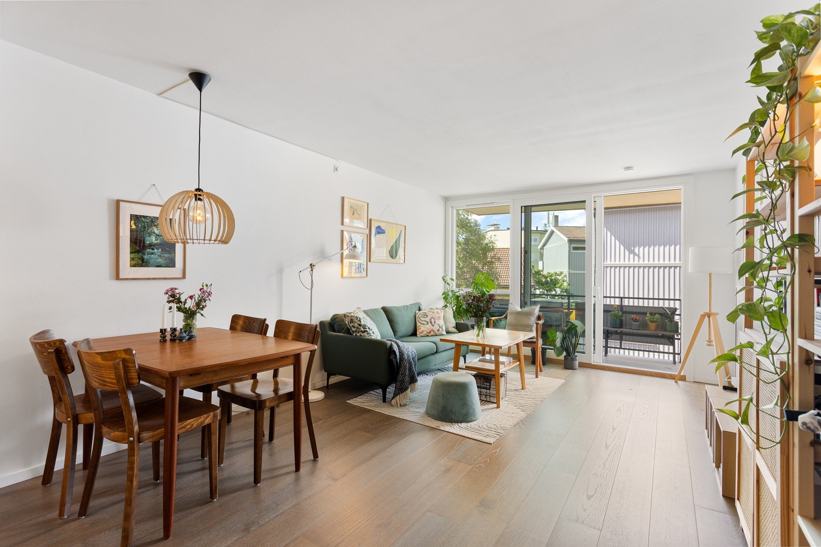 Lys og romslig stue med god plass til sofaseksjon, hyller og spisebord. Galleribilde