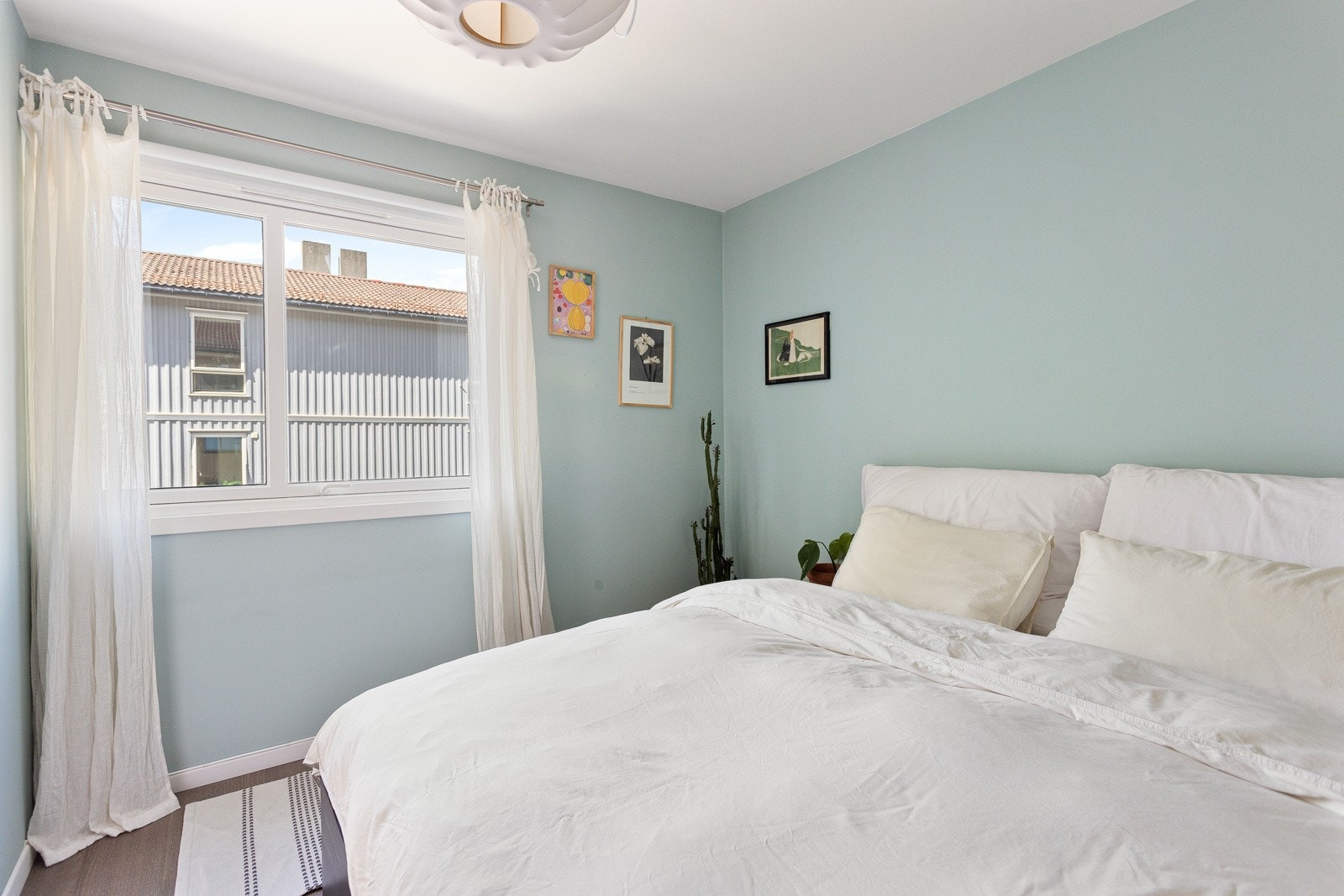 God plass til dobbeltseng og nattbord på hver side. Galleribilde