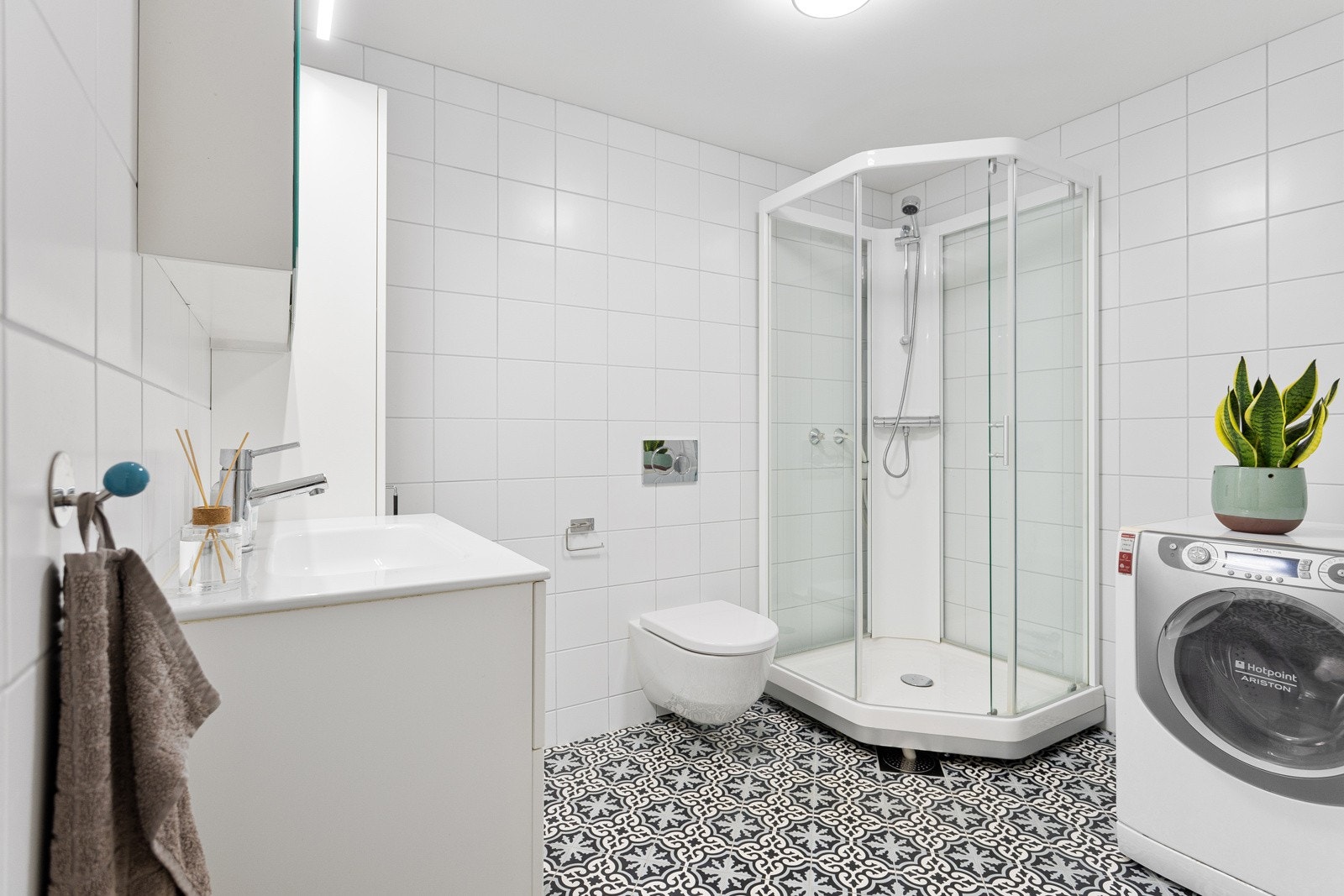 Flott og romslig bad fra 2017 med servant- og høyskap. Galleribilde