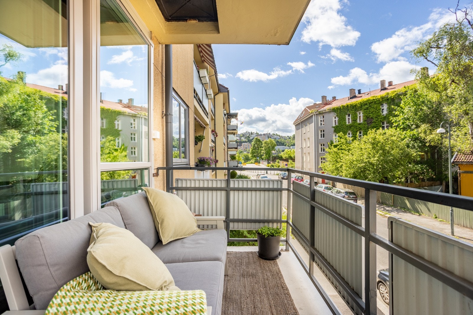 Vestvendt balkong på 5 kvm med gode solforhold. Galleribilde