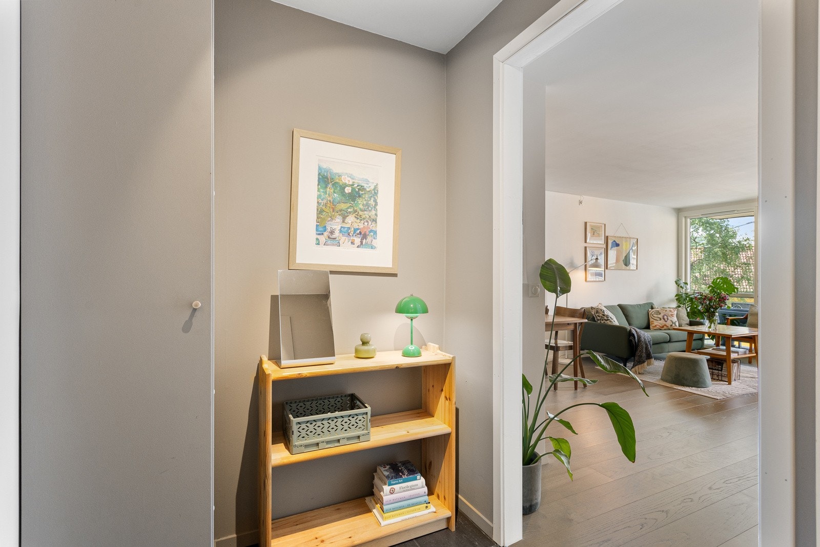 I entréen har du skap og plass til konsollbord e.l. Galleribilde
