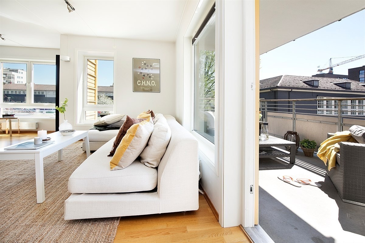 Stue mot balkong Galleribilde