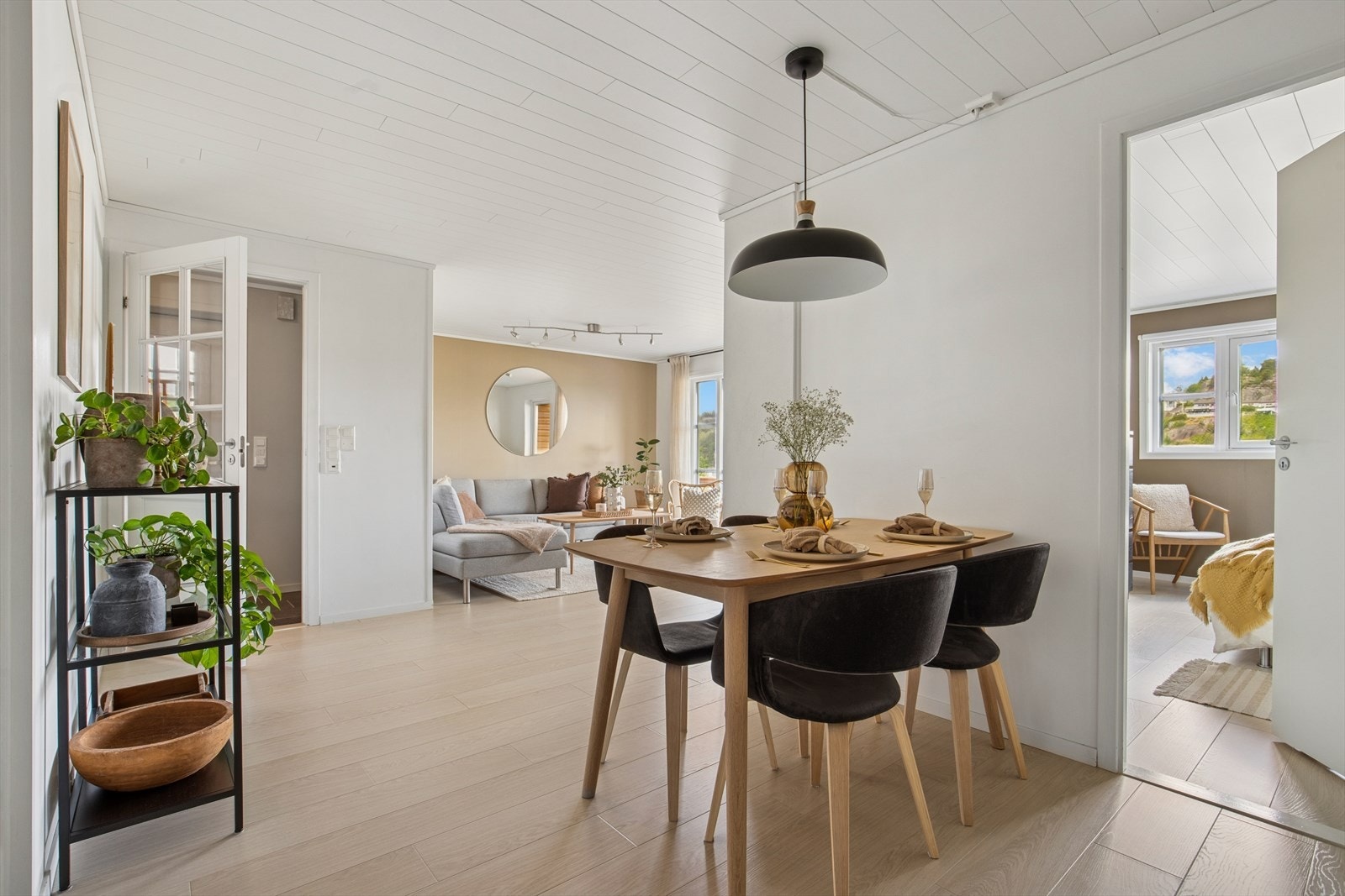 Kjøkkenet har en åpen og sosial løsning. Galleribilde