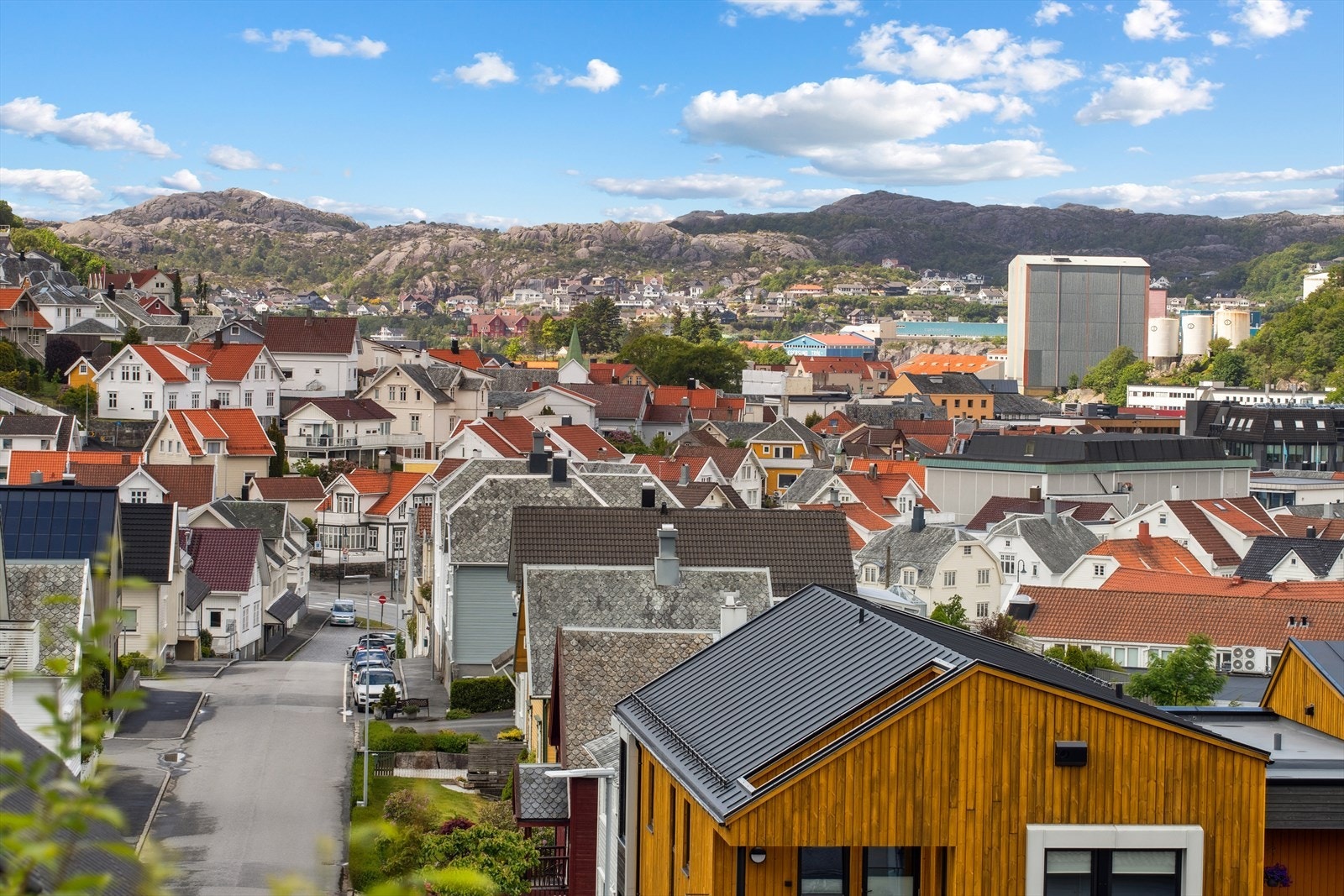 Boligen ligger i et sentralt og attraktivt boligområde, med kort gangavstand til Egersund sentrum. Galleribilde