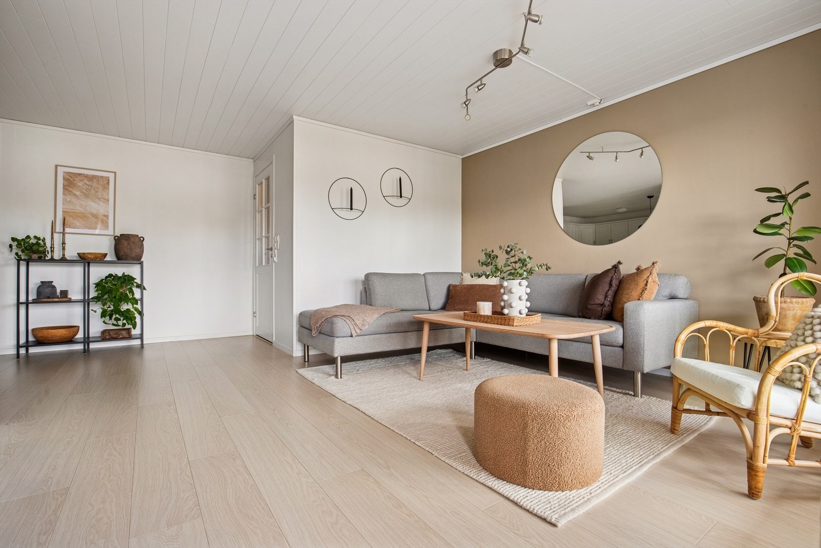 Rommet har god plass til både sofagruppe med tilhørende møbler og en trivelig spiseplass. Galleribilde