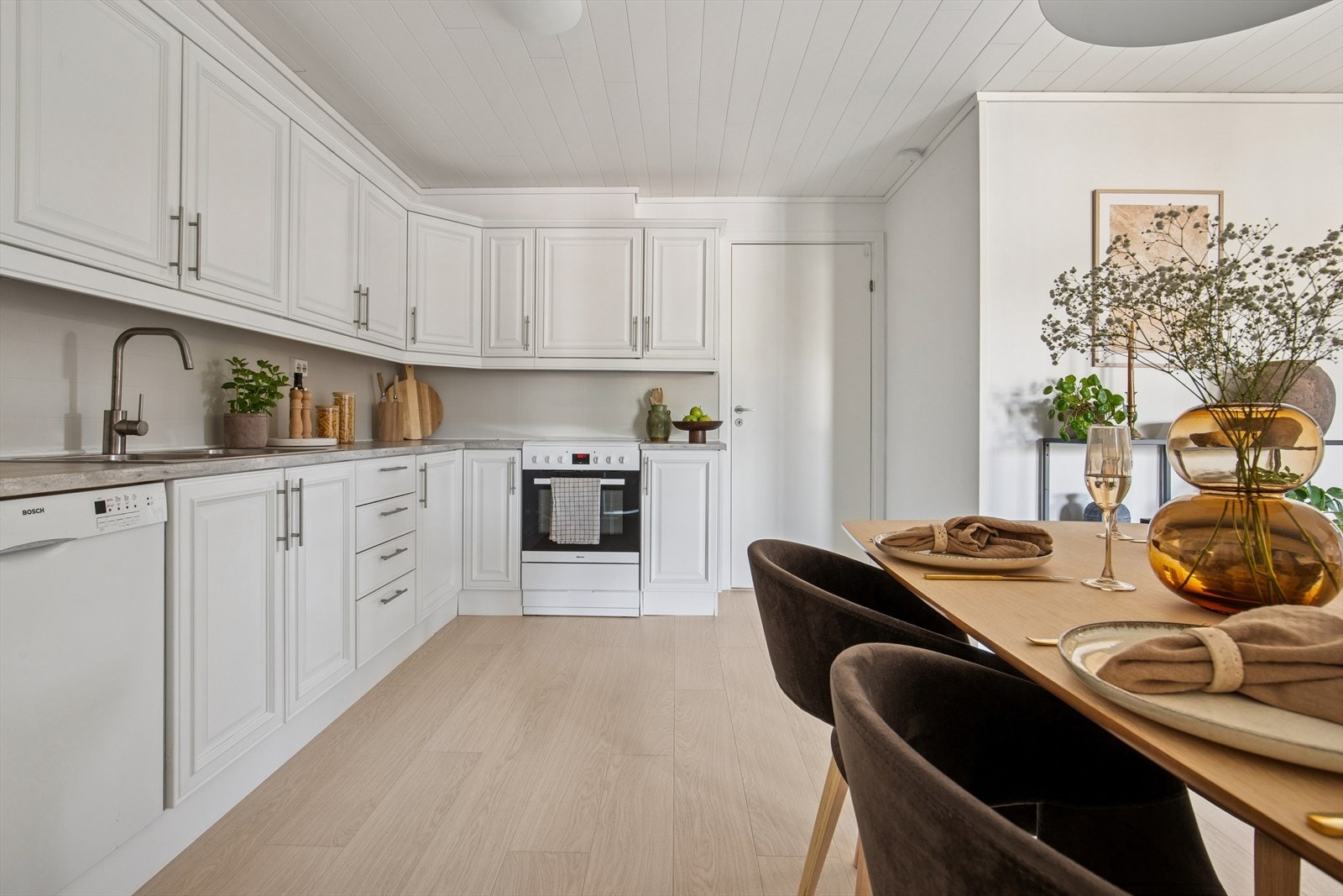 Kjøkkenet har en lys og tidløs utførelse. Galleribilde