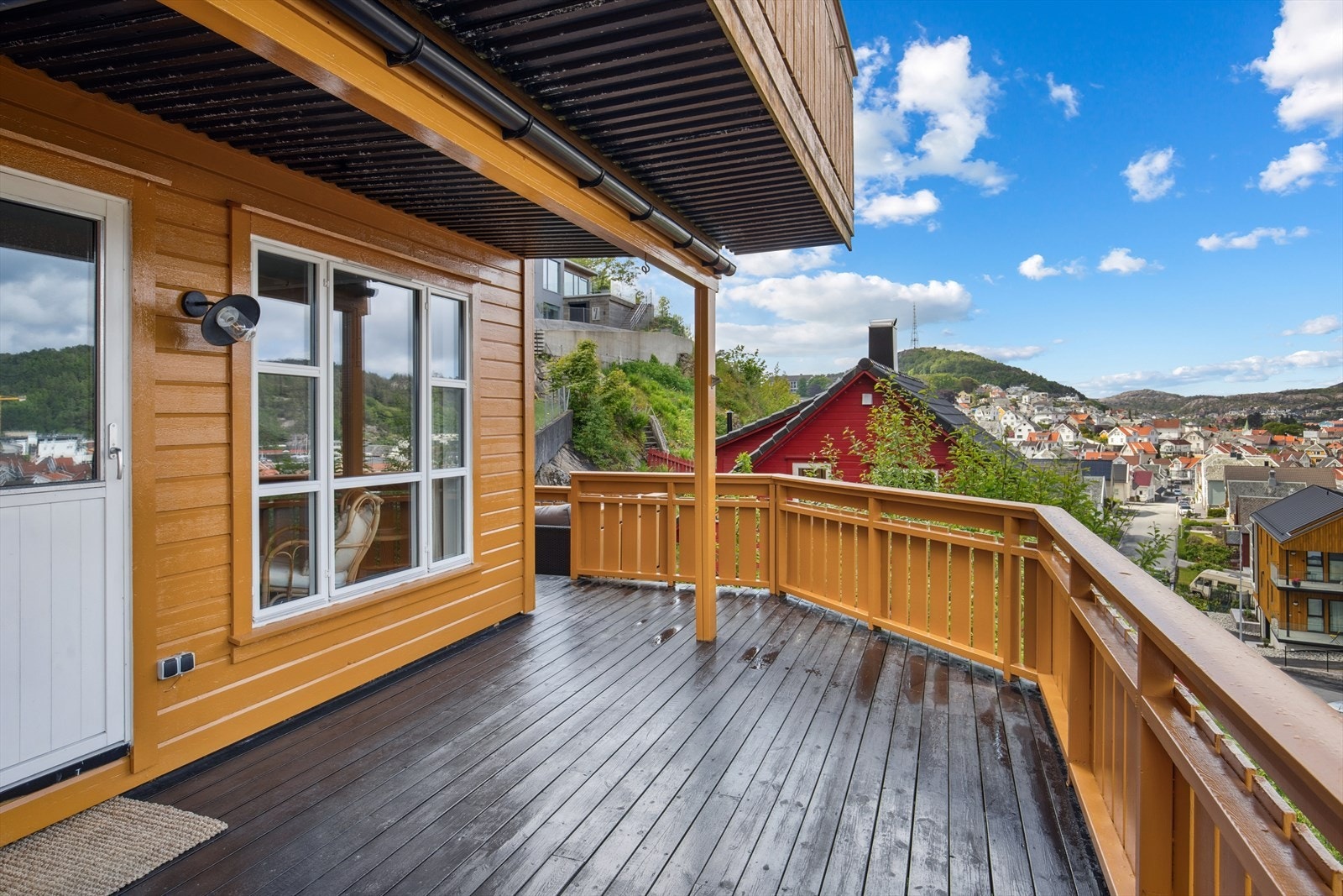 Uteområdet består av en stor terrasse med rikelig plass til utemøbler. Galleribilde