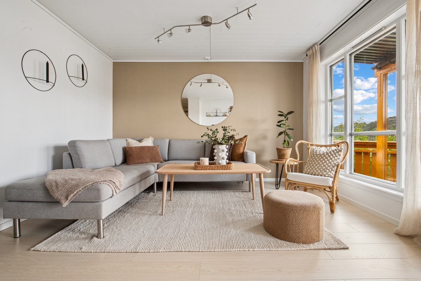 Stuen har malte vegger og pent laminatgulv. Galleribilde