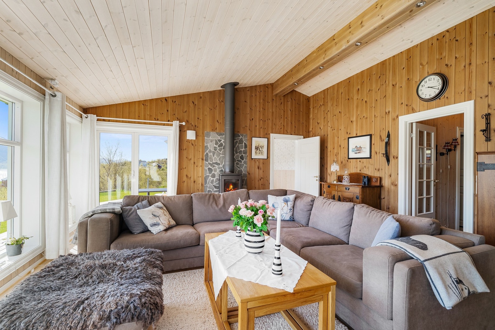 Det er god plass til en sofagruppe og TV med tilhørende møblement. Galleribilde