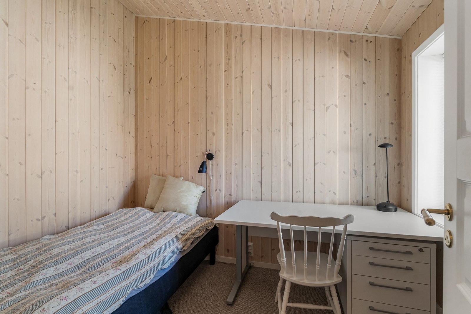 Det andre soverommet har god plass til seng og annet ønsket møblement. Galleribilde