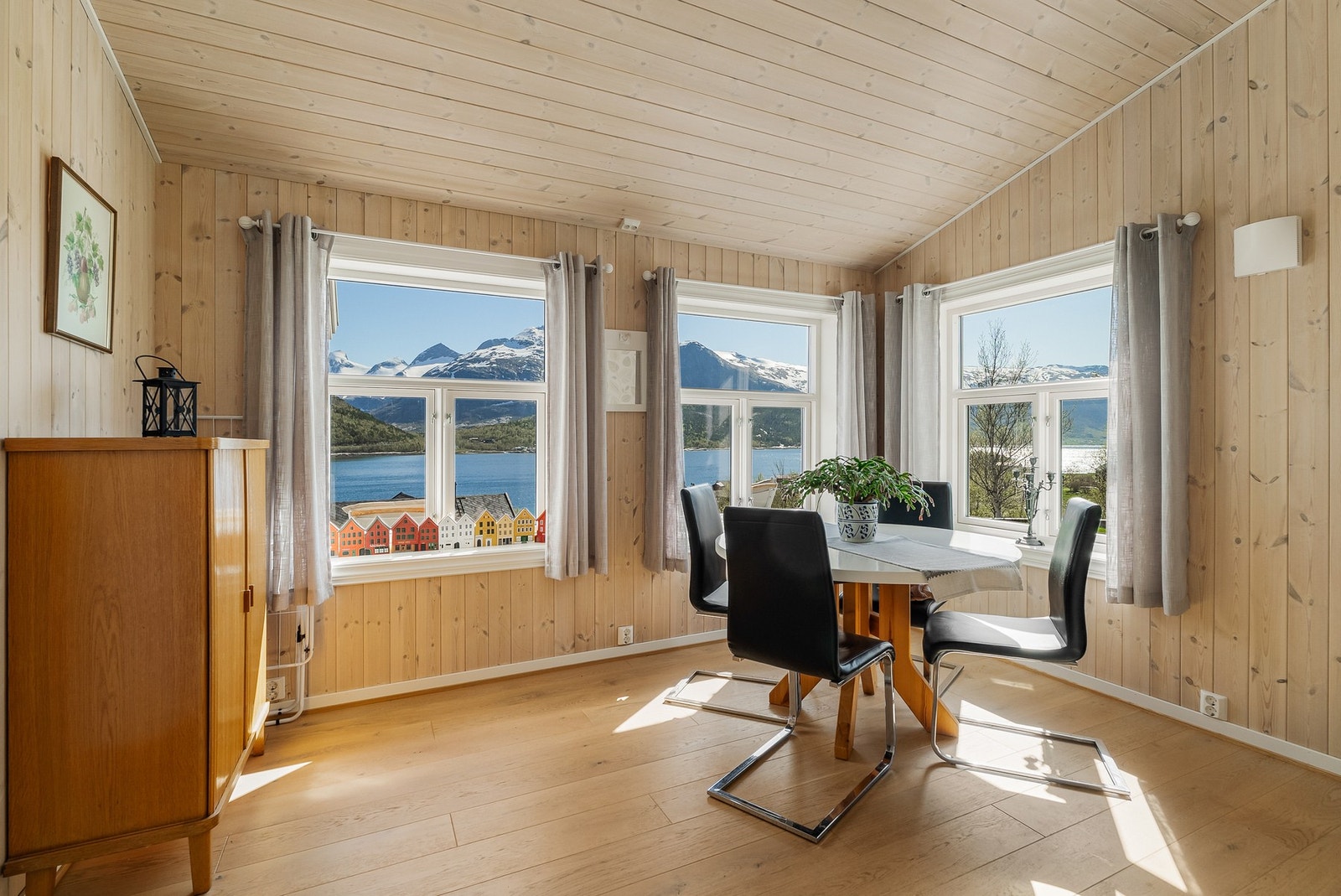 Her er det god plass til et spisebord med tilhørende stoler. Galleribilde