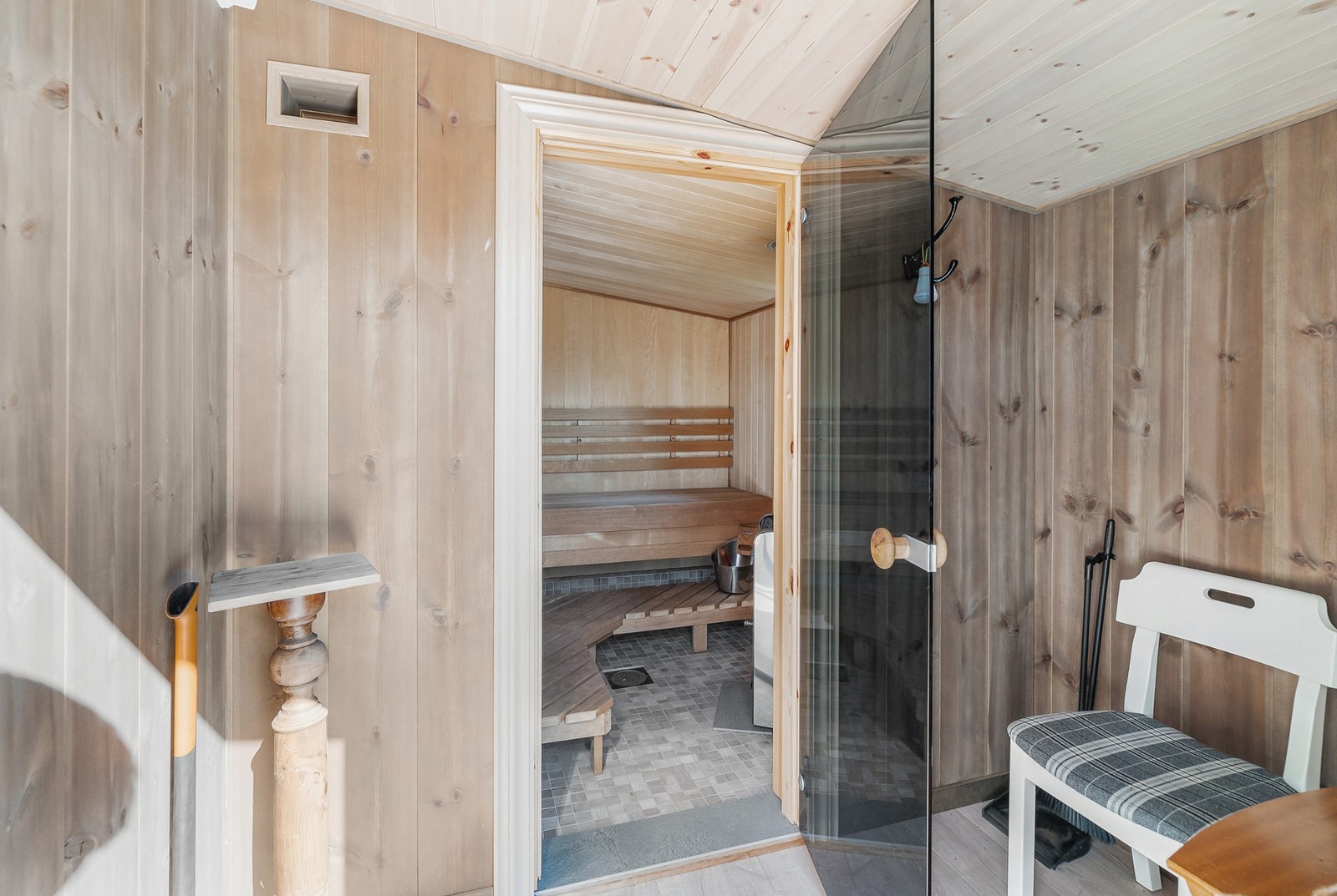 Fritidsboligen har en badstue med omkledningsrom. Galleribilde