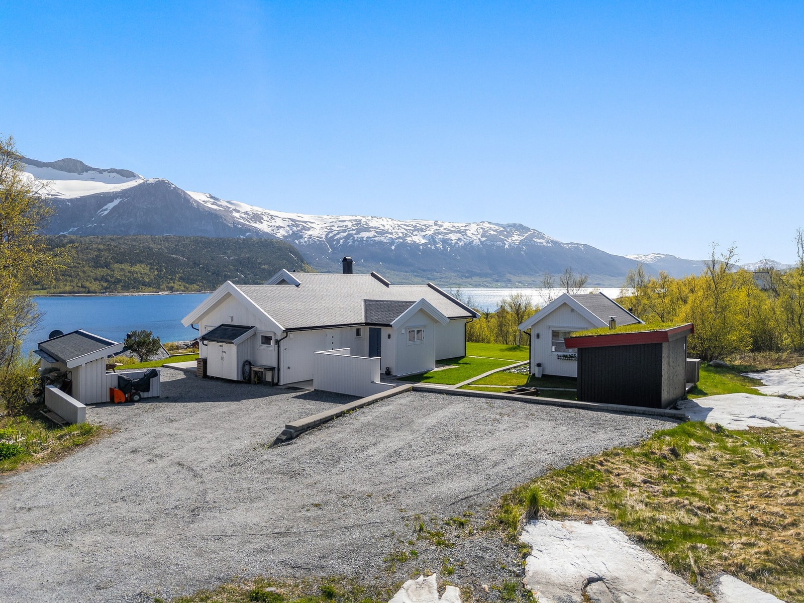 Det er bilvei helt frem, og gode muligheter for parkering. Galleribilde