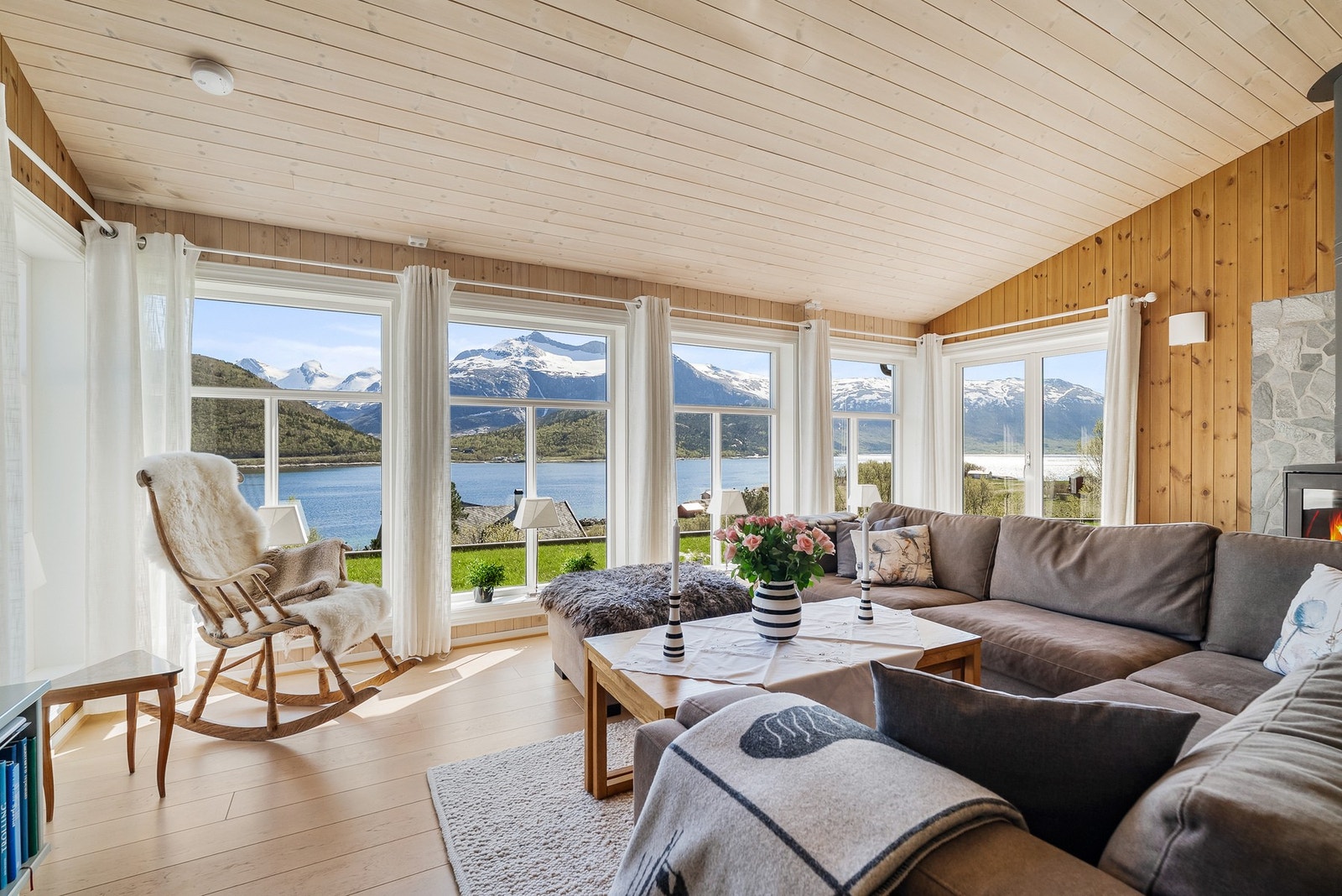 De store vindusflatene sørger for rikelig med naturlig lysinnslipp, og byr på en helt fantastisk utsikt. Galleribilde