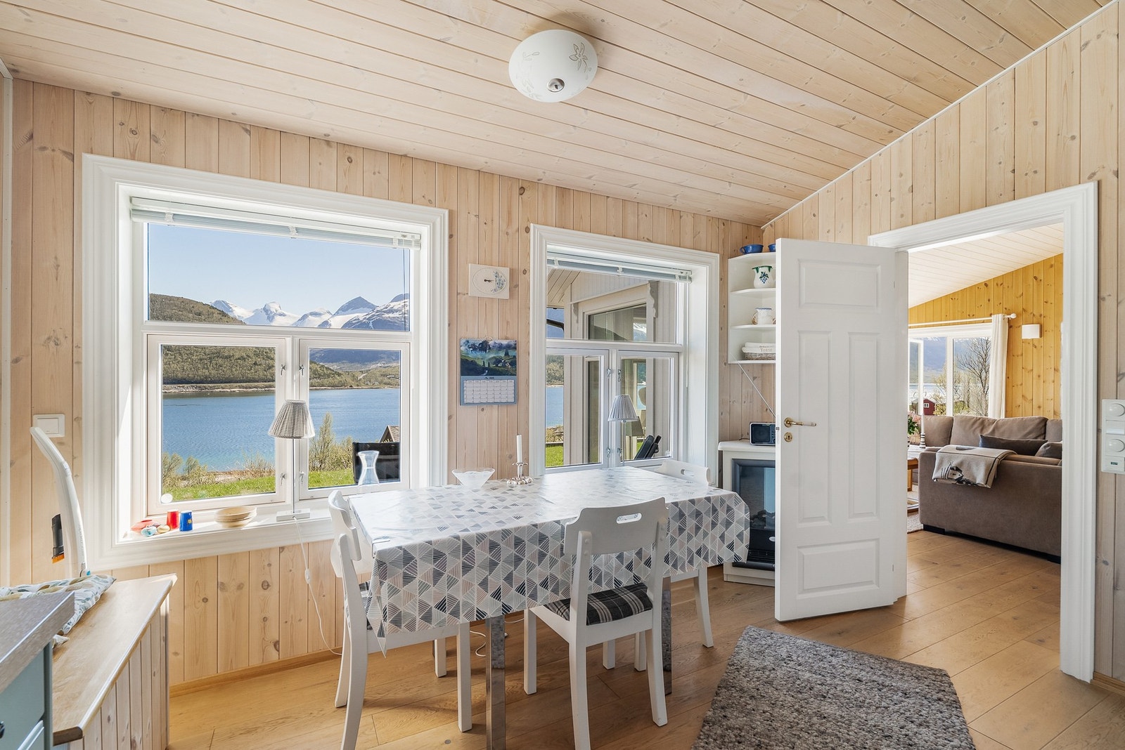 Det er også god plass til et spisebord med tilhørende stoler på kjøkkenet. Galleribilde